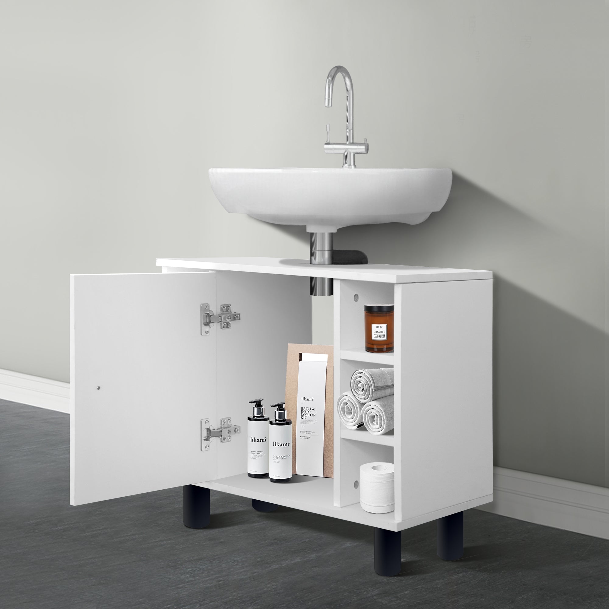 Mobile sottolavabo bianco con lavabo, aperto con ripiani e prodotti.