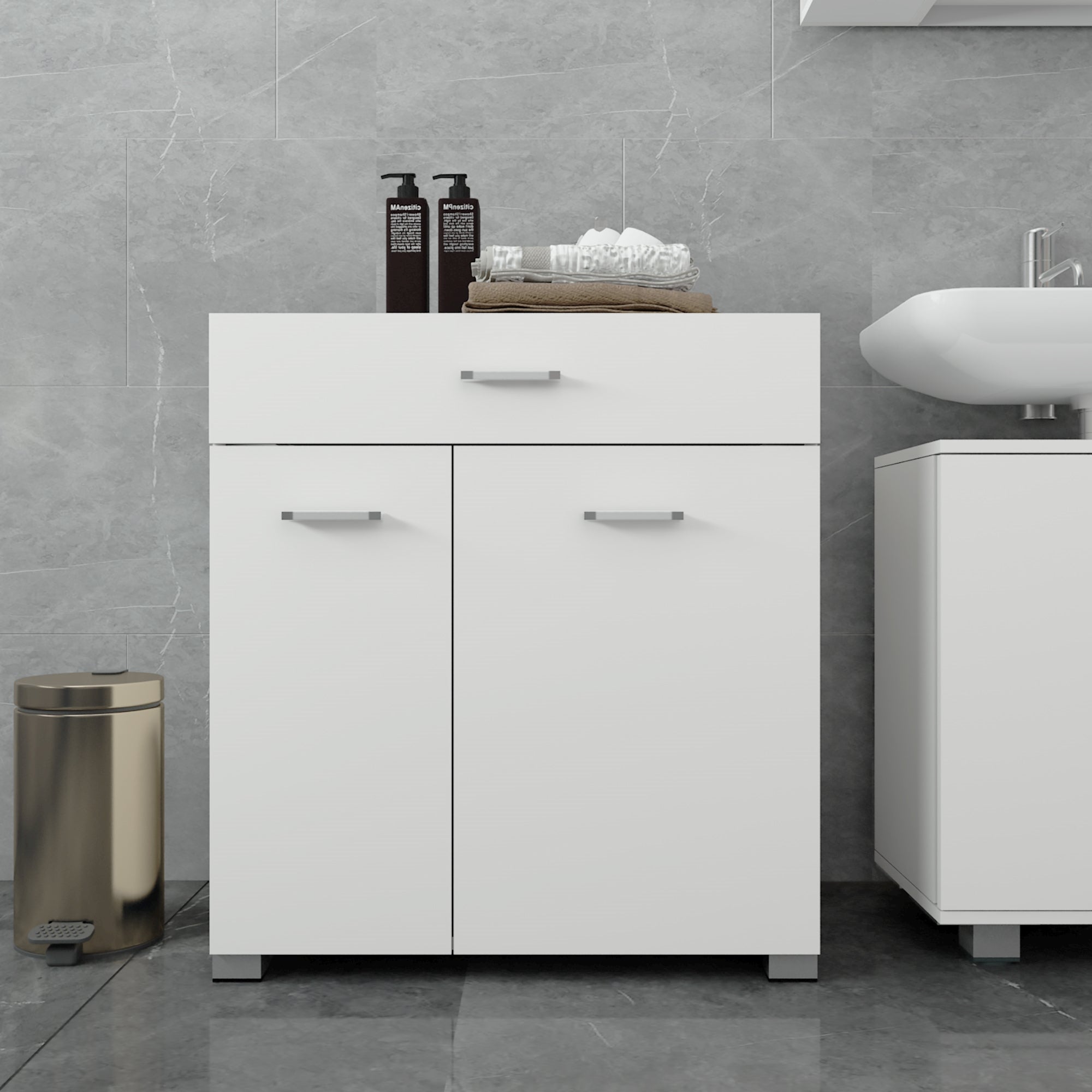 Weißer Schrank mit zwei Türen, Waschbecken und Pflegeprodukten.