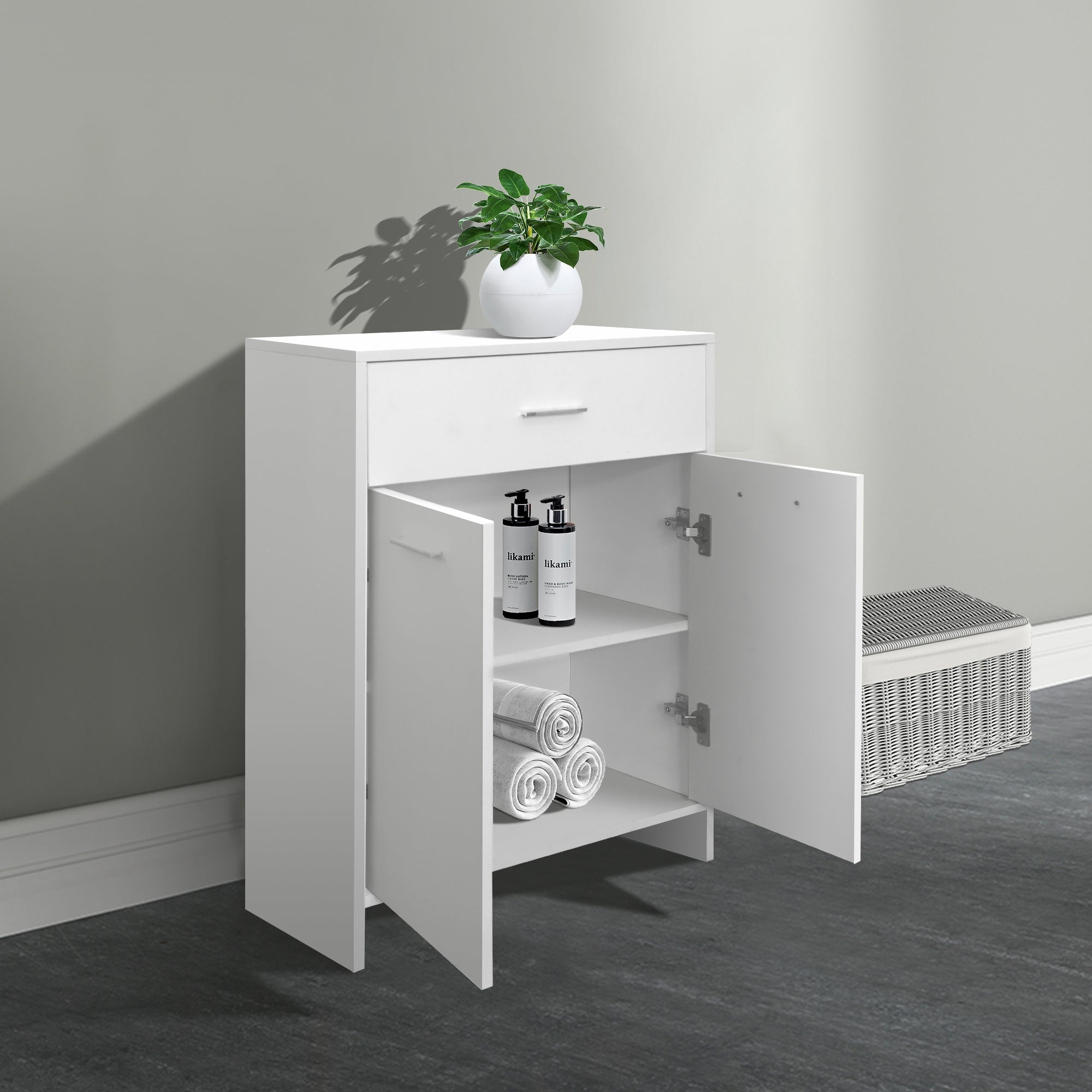 Armadio bianco con porte aperte, asciugamani e bottiglie visibili.