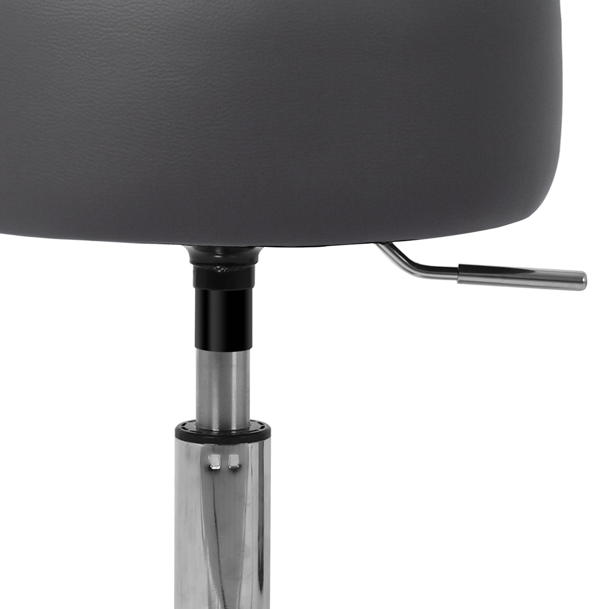 Detailní pohled na šedou židli s nastavitelným mechanismem sedáku.