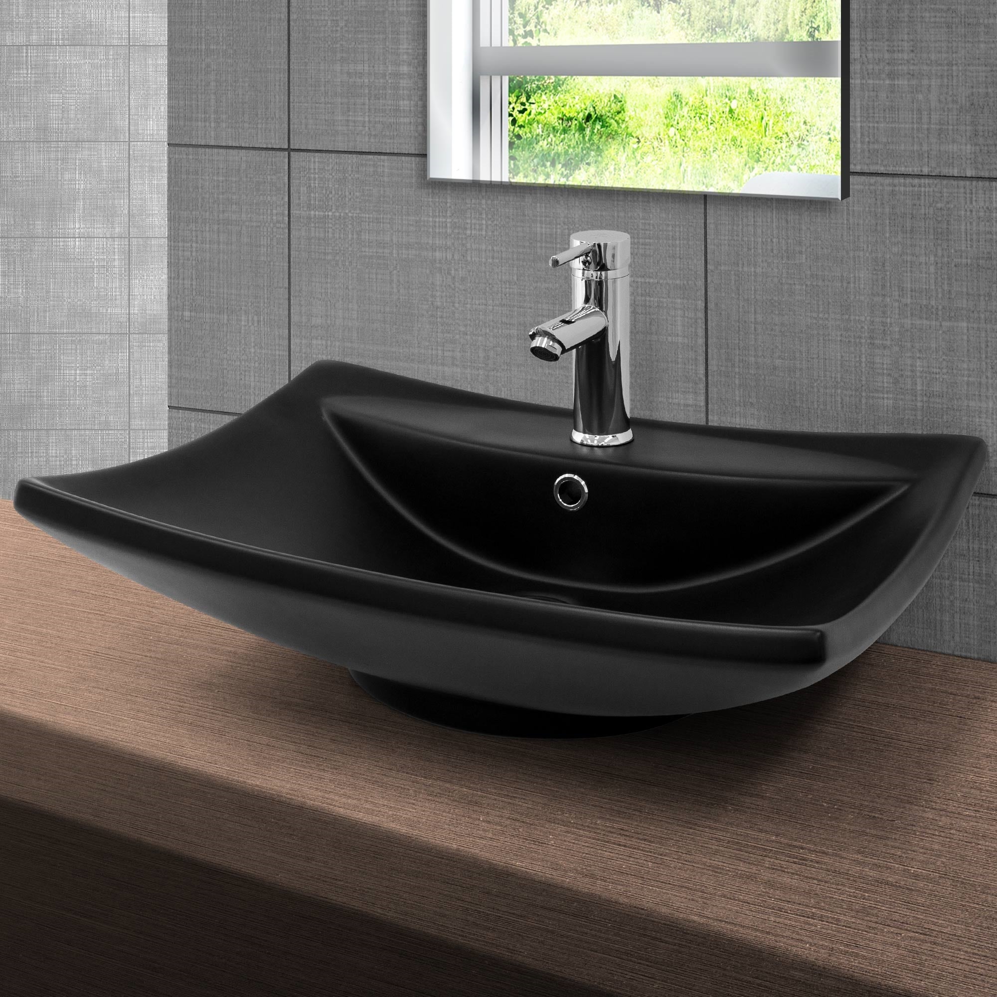 Lavabo negro curvado sobre una superficie de madera.