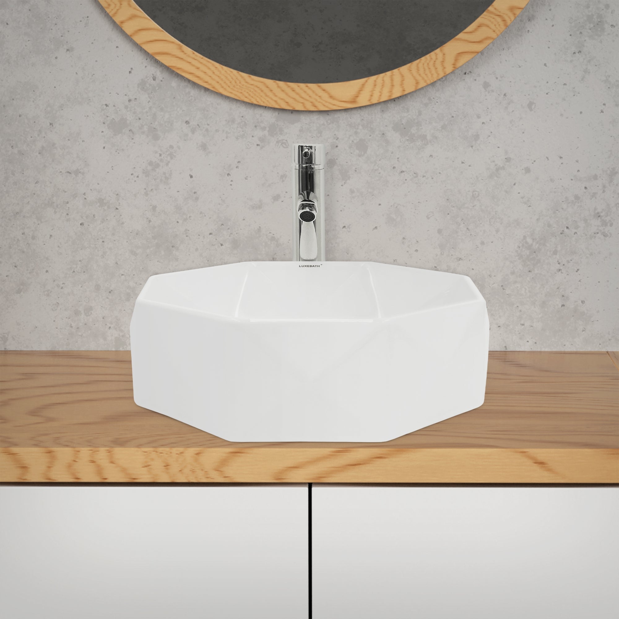 Lavabo blanc facetté sur une surface en bois.
