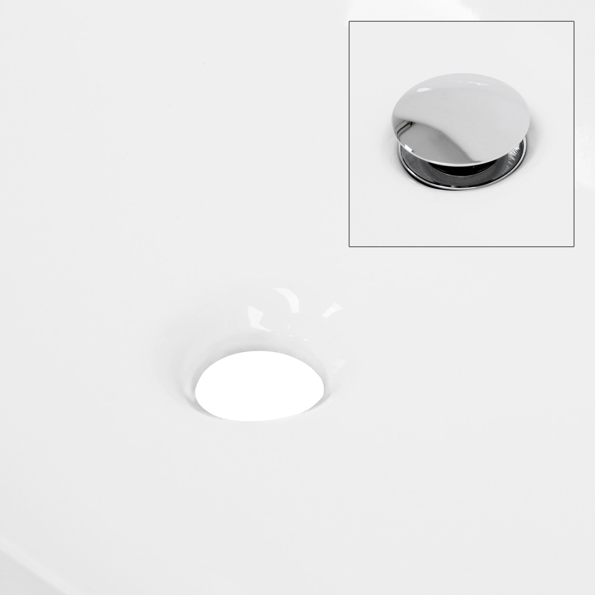 Gros plan d'un lavabo blanc avec un trou de drainage.