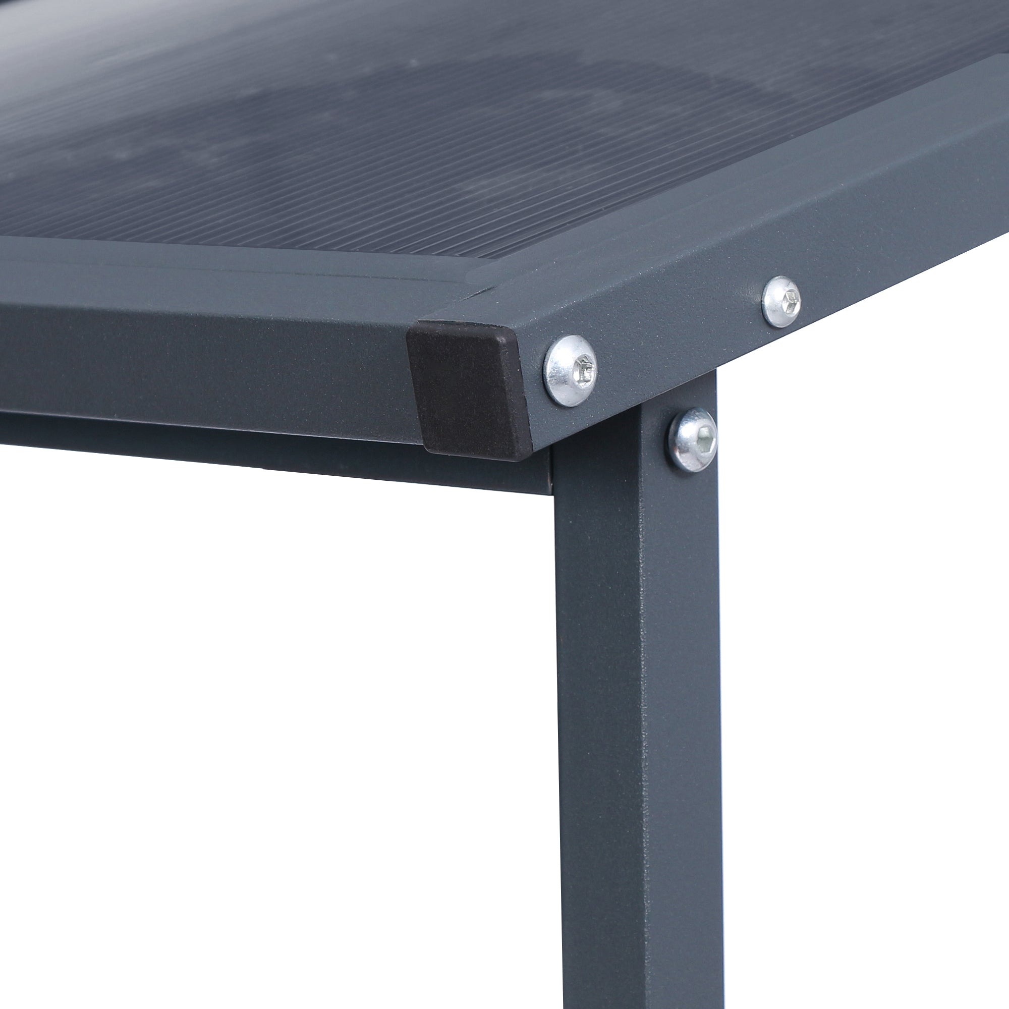 Detailaufnahme der Tischkante eines Schreibtisches mit Metallrahmen.