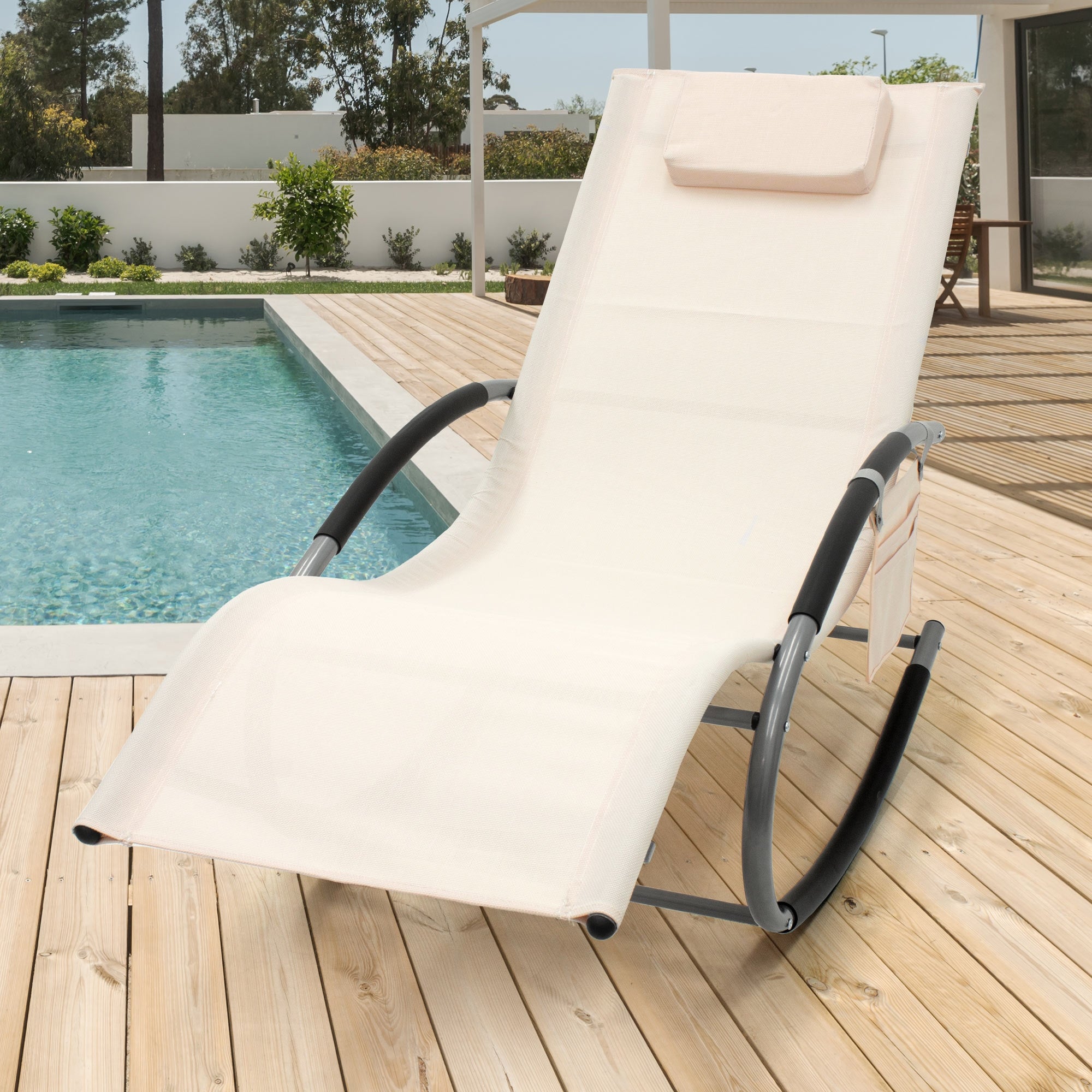 Beige Liege mit Kopfstütze am Pool auf Holzdeck.