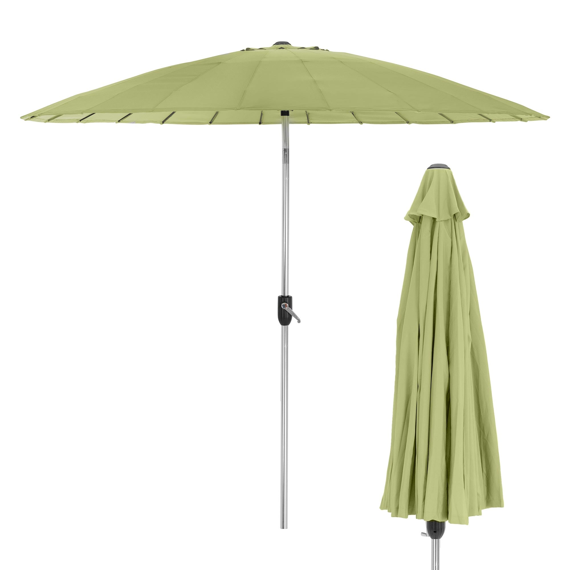 Ombrellone aperto di colore verde con la custodia chiusa accanto.