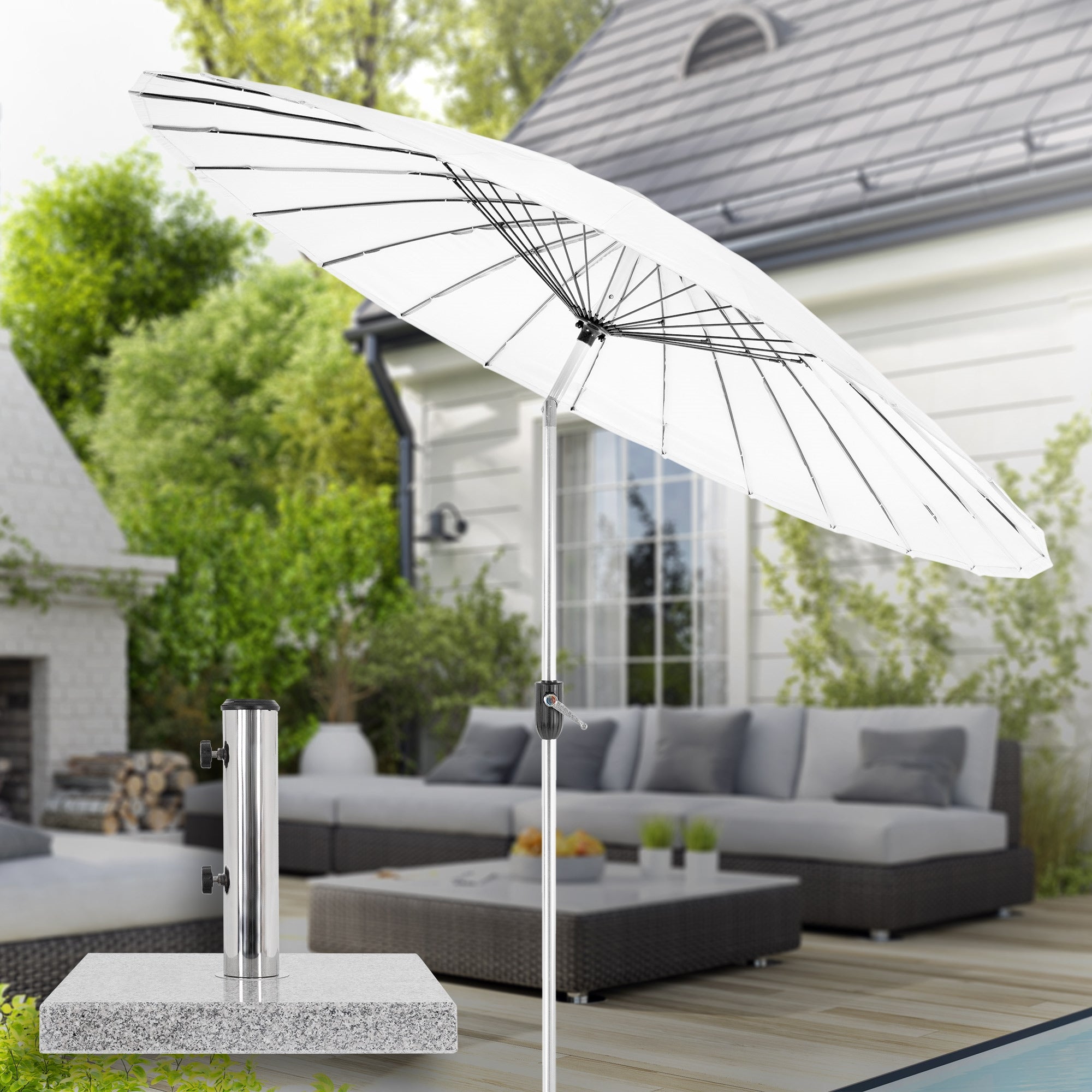 Parasol blanc sur une terrasse avec des sièges en arrière-plan.