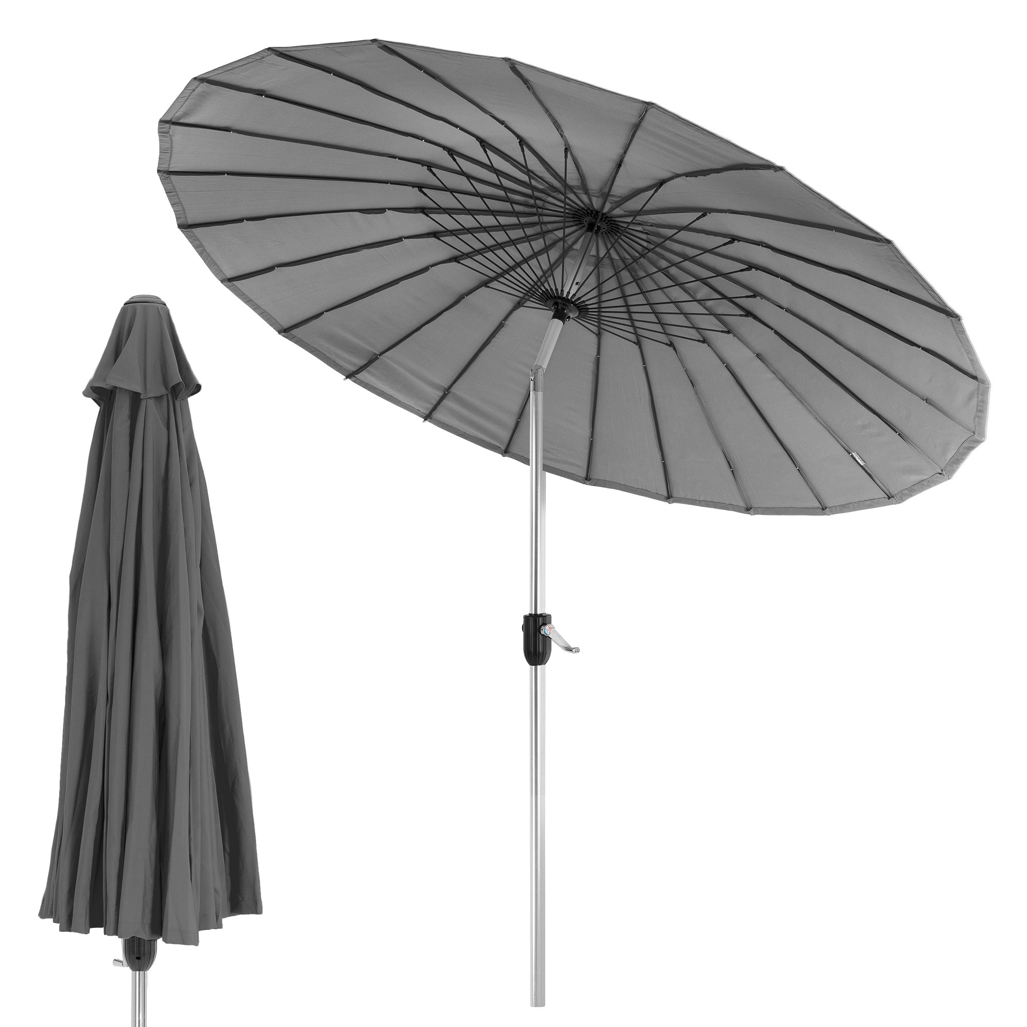 Sonnenschirm aufgestellt mit grauem Stoff und silbernem Gestell.