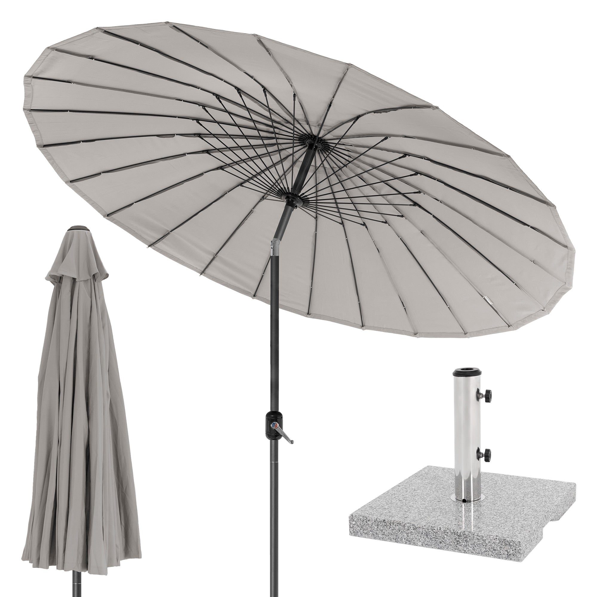 Parasol taupe avec pied et parasol couvert.