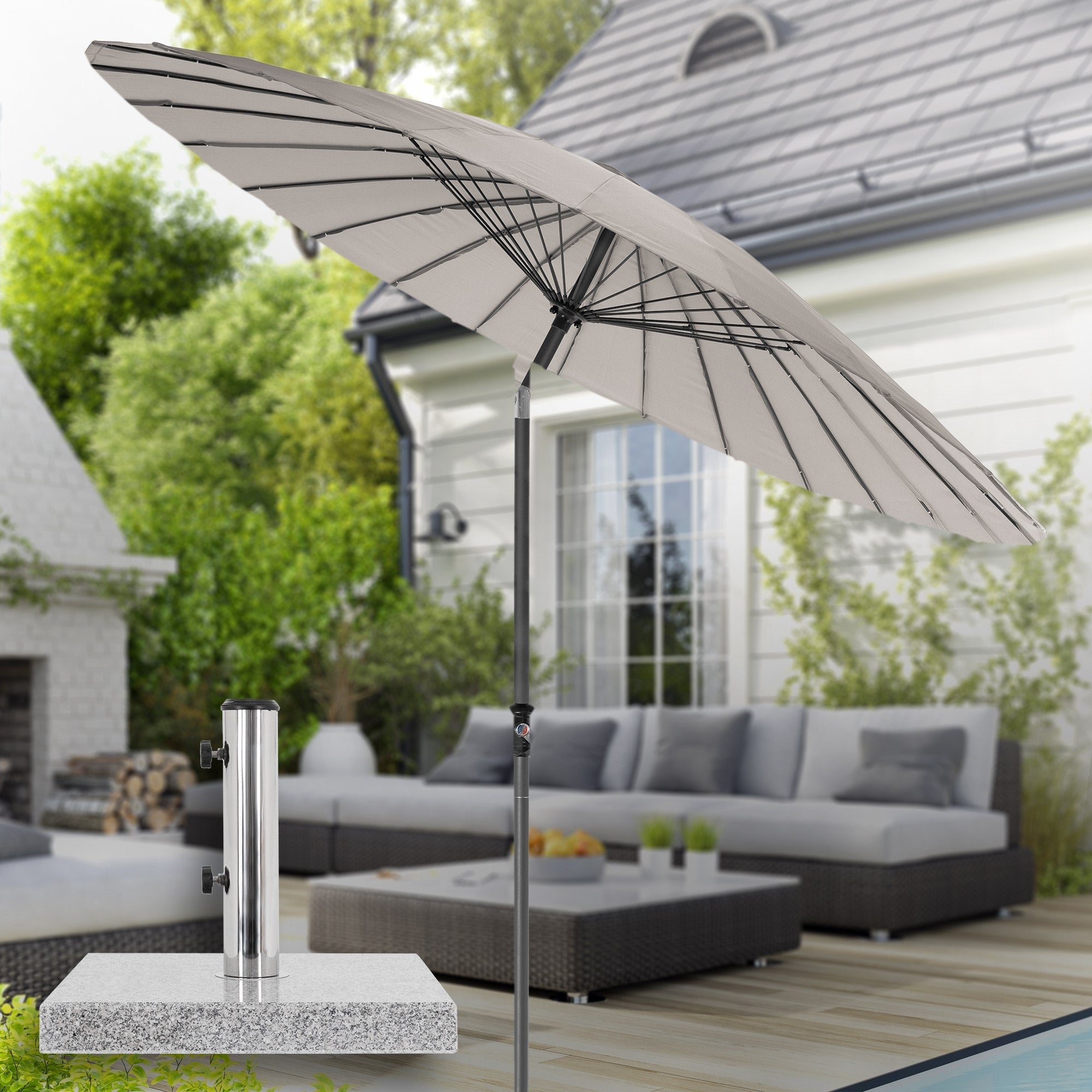 Parasol sur une terrasse, avec un socle stable.