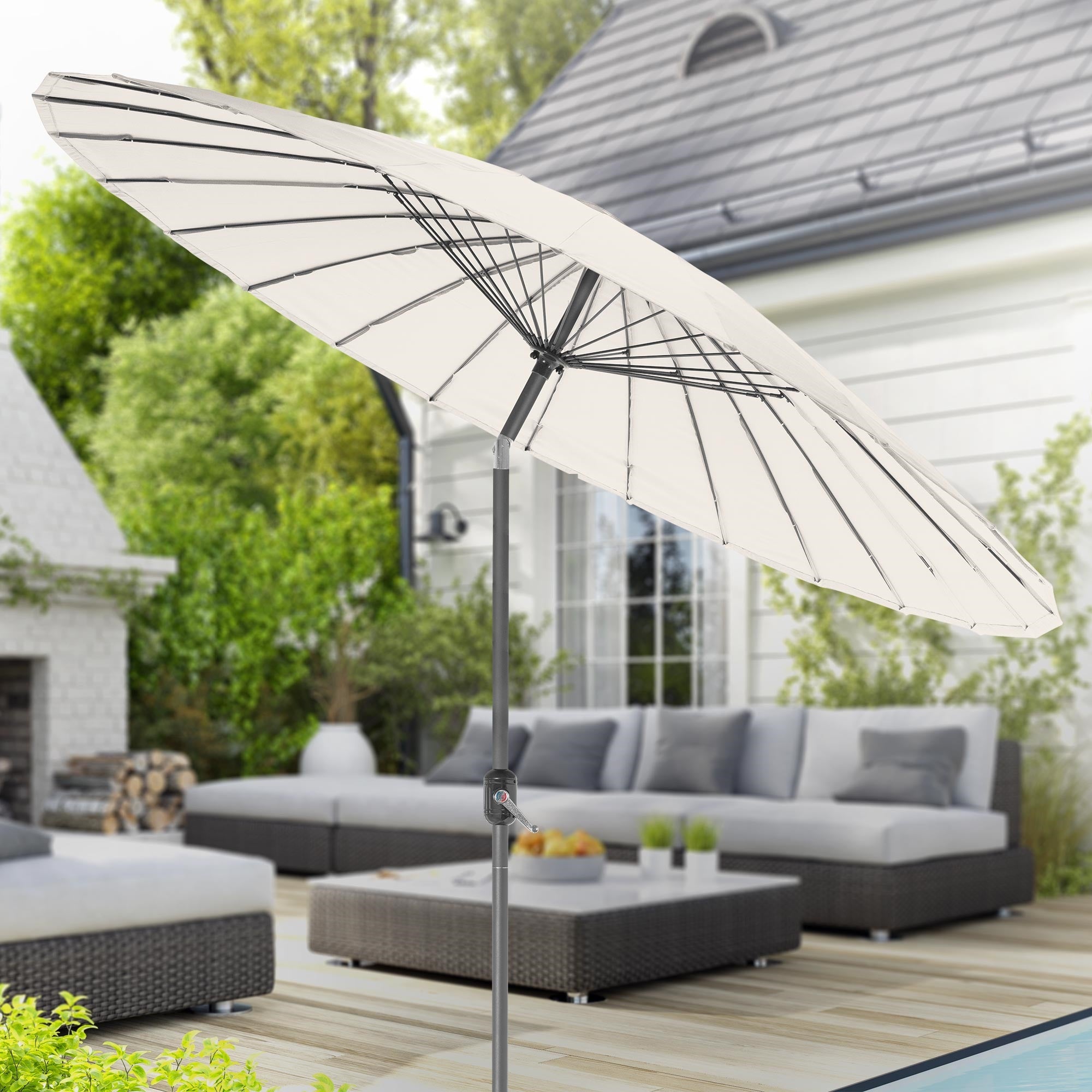 Parasol blanc au-dessus d'un groupe de sièges en extérieur.