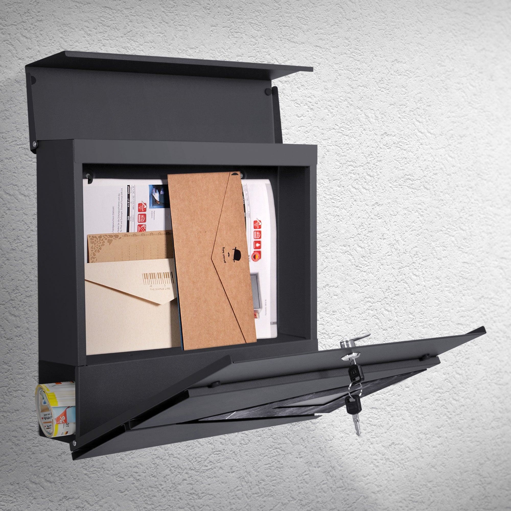 Offener Briefkasten mit Post, Schloss sichtbar, auf einer hellen Wand.