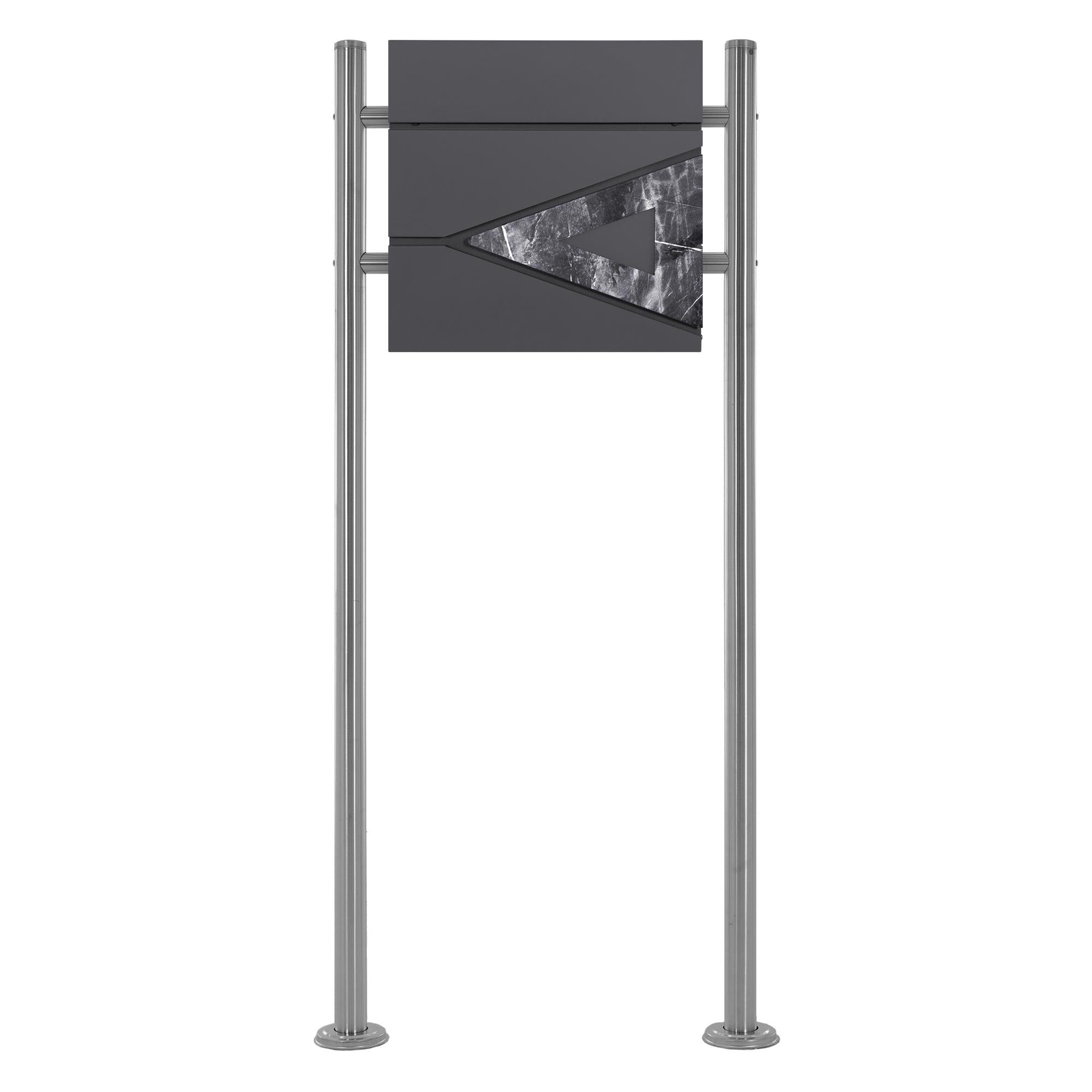Zwarte brievenbusbox met een driehoekige uitsparing, op twee metalen steunen.