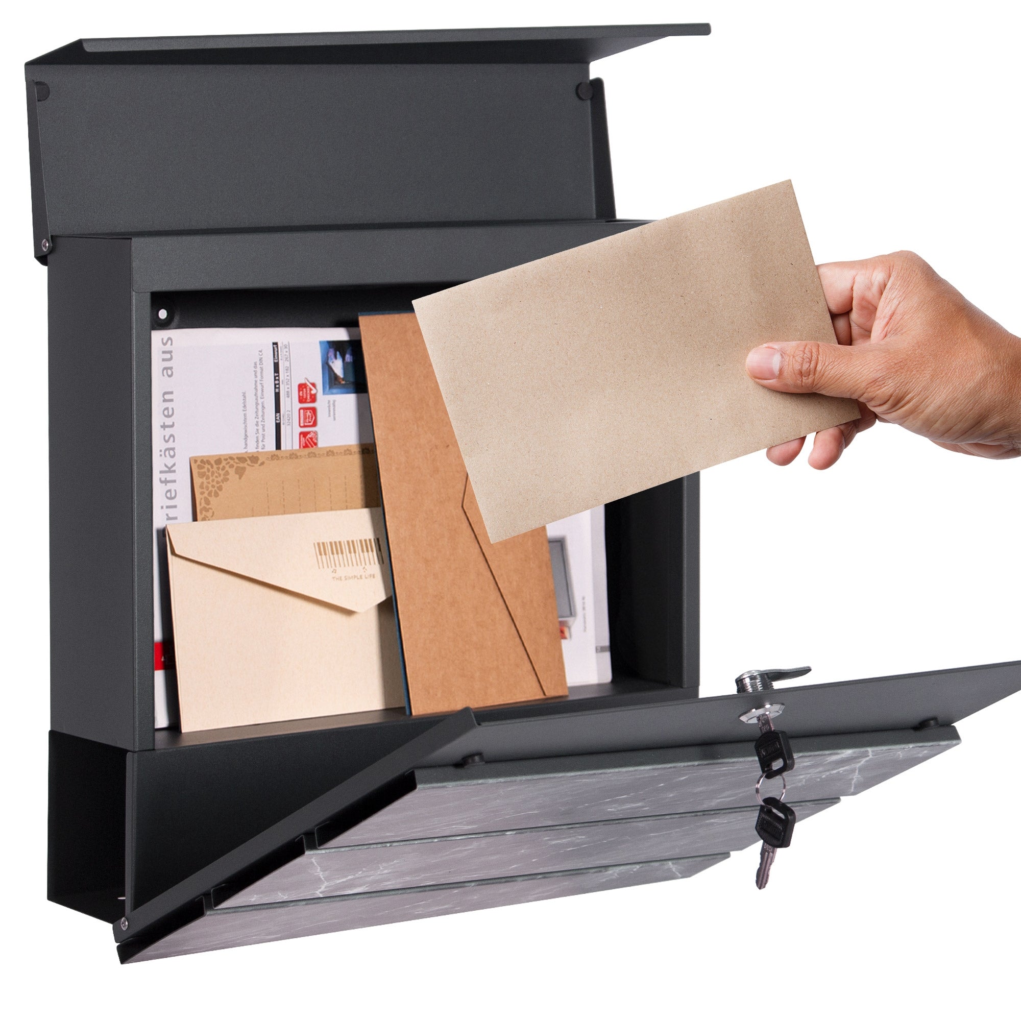 Offener Briefkasten mit Briefen und einer Hand, die einen Umschlag hineinlegt.