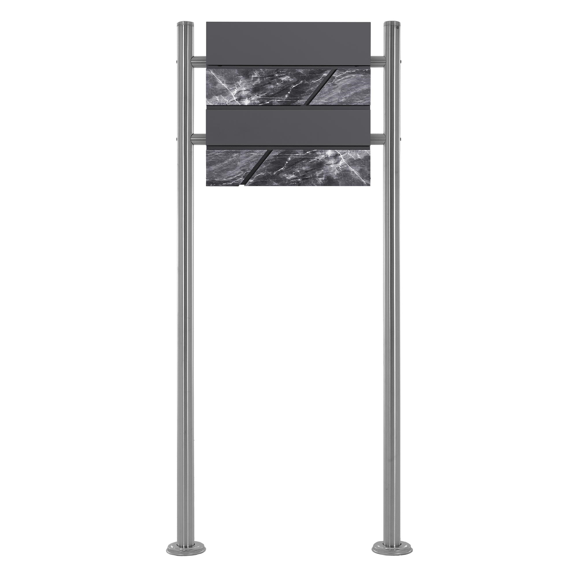 Bord met twee horizontale panelen, gemonteerd op twee verticale stangen.