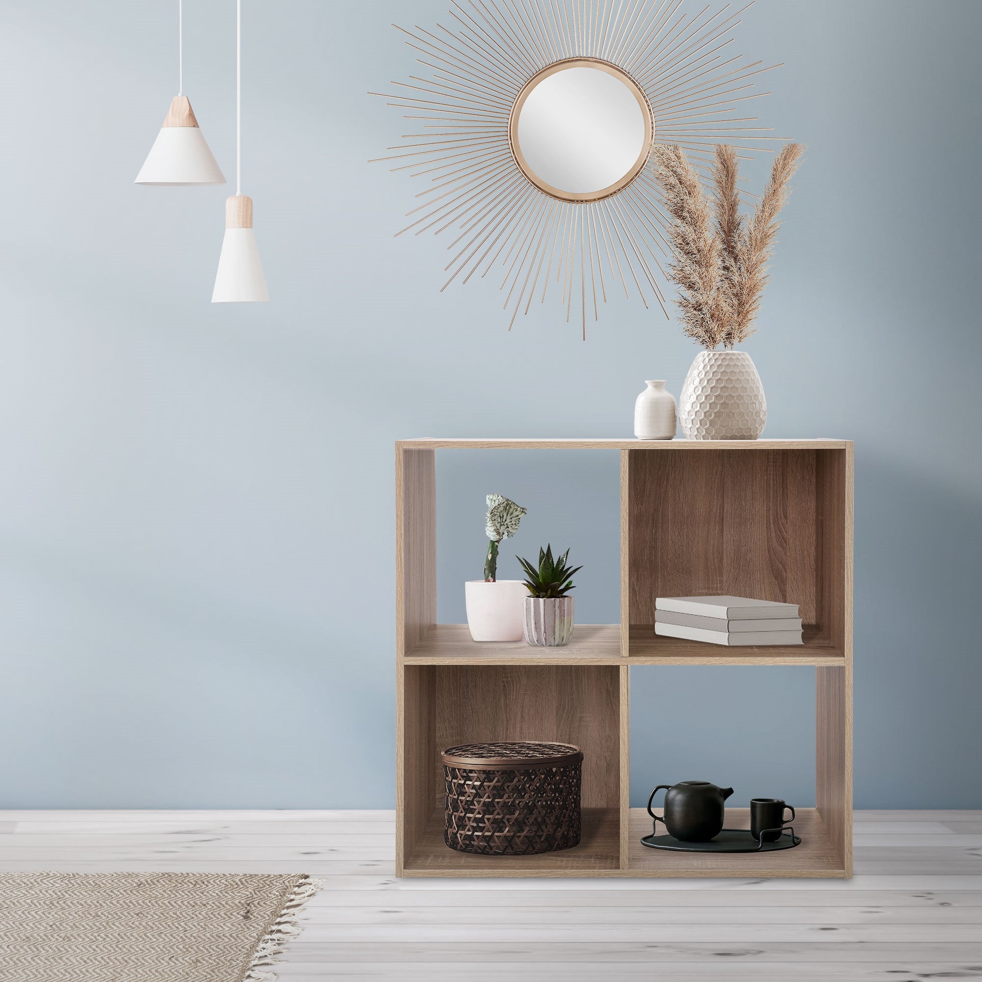 Ein Regal mit Pflanzen, einer Vase und einem Spiegel an einer blauen Wand.