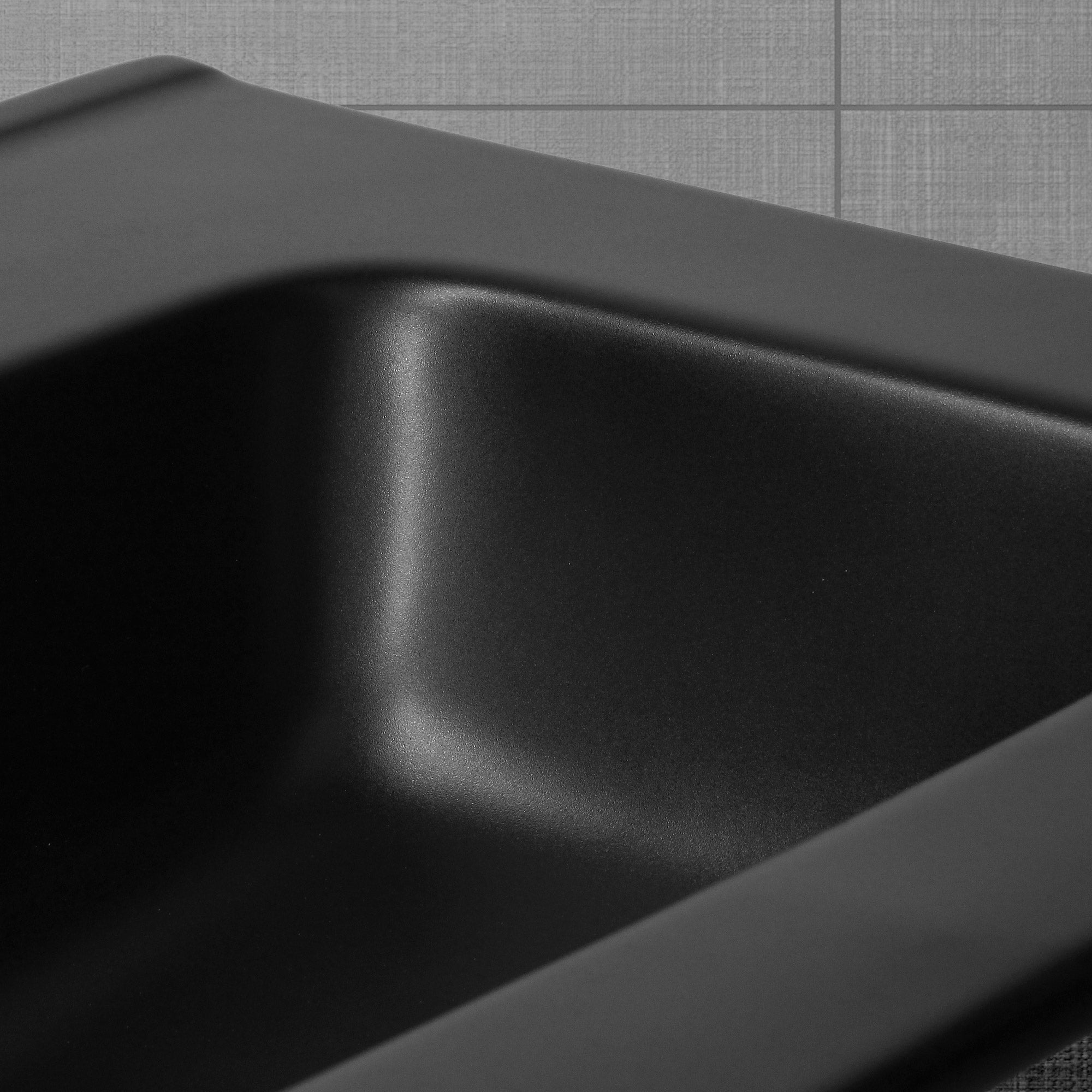 Eckige schwarze Waschschüssel mit glatter Oberfläche.