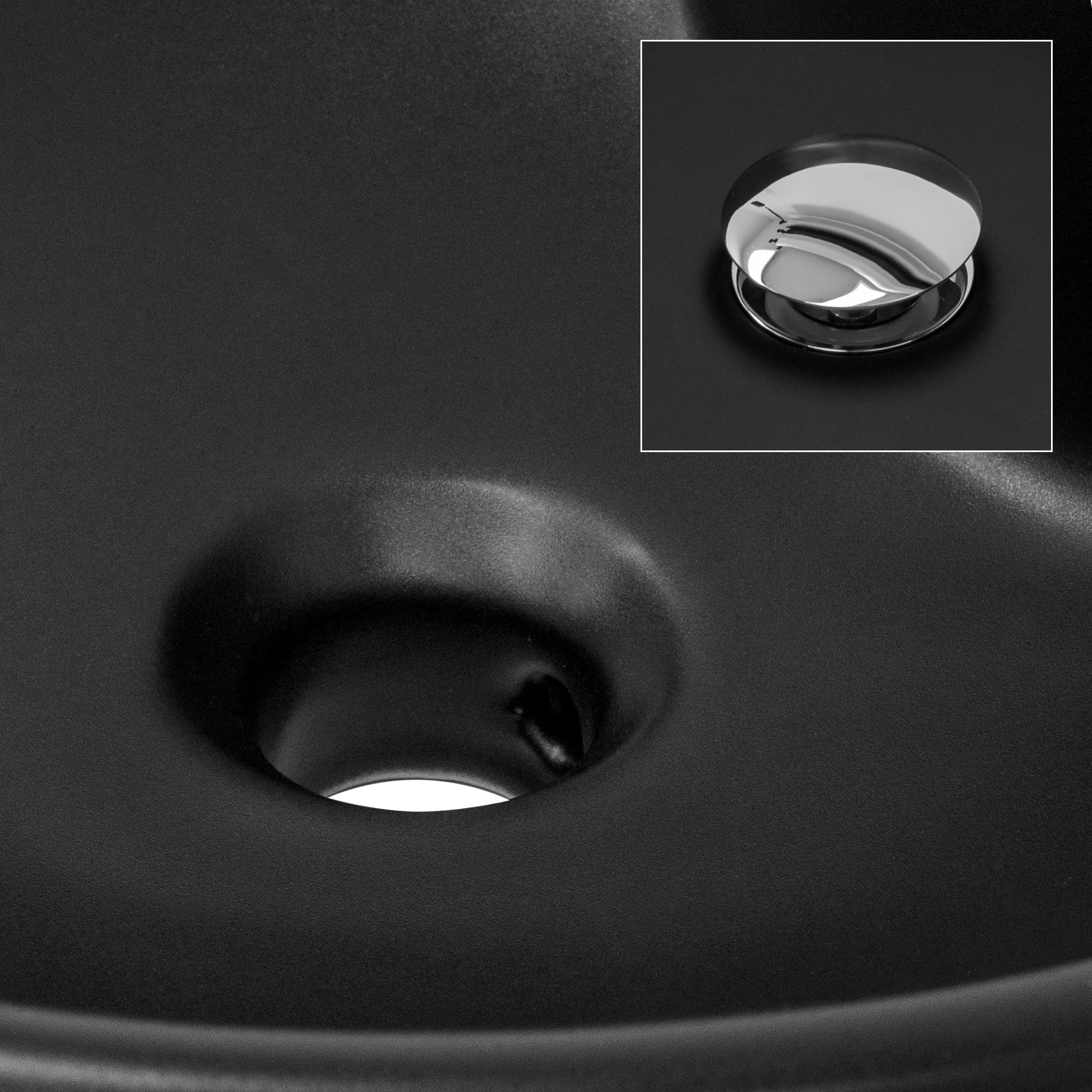 Primer plano del desagüe de un lavabo negro.