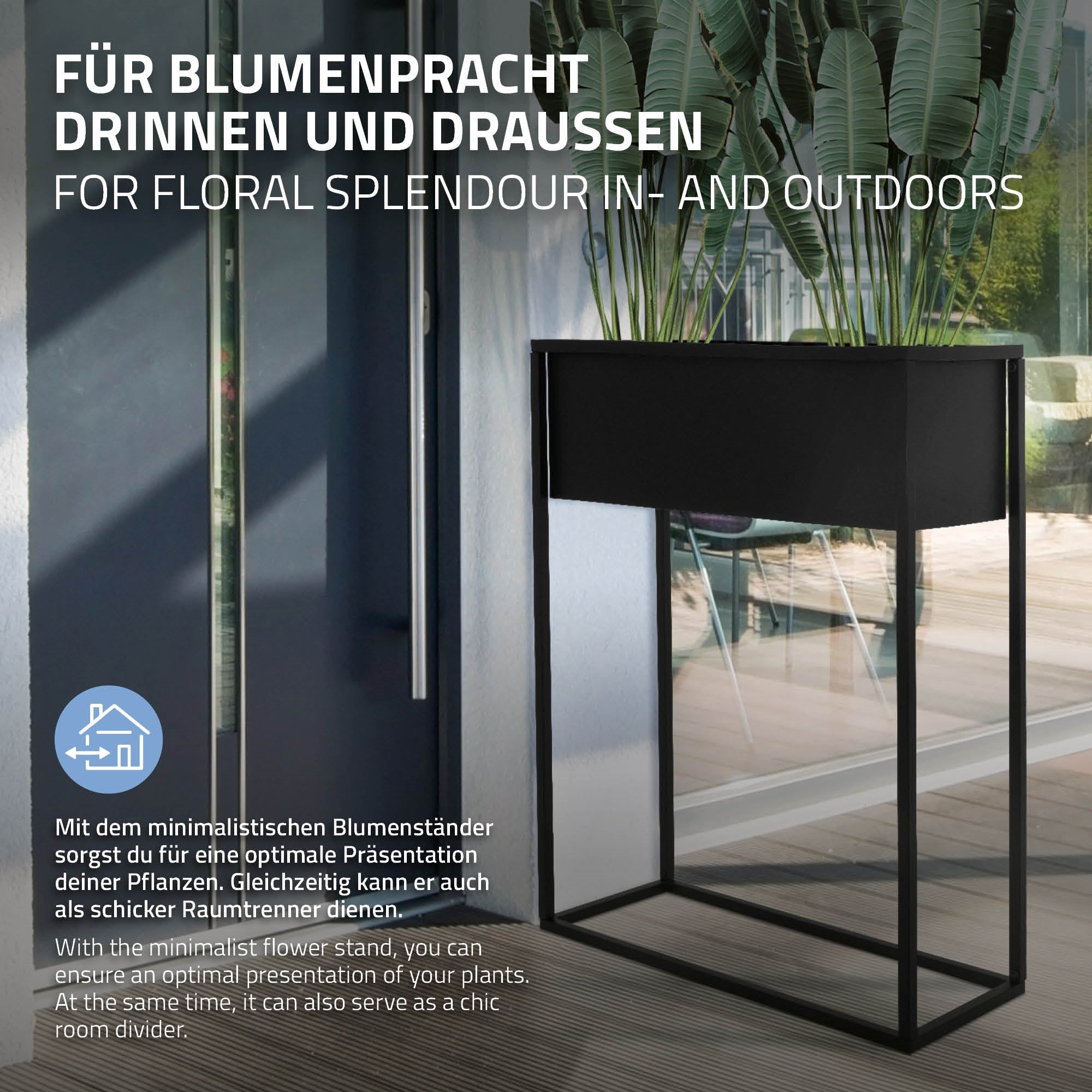 Schwarzer Blumenständer vor einer Glaswand mit Pflanzen.