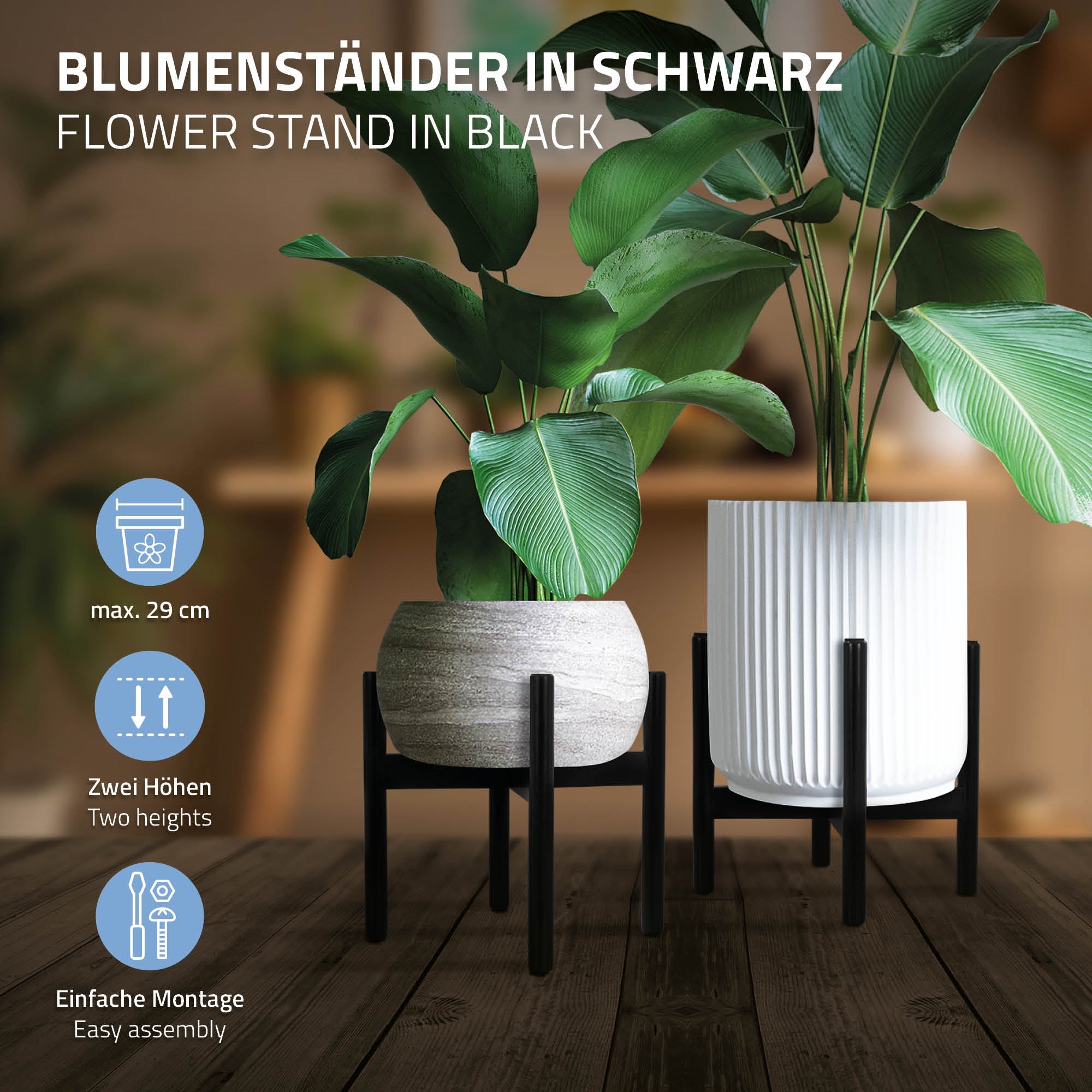 Zwei schwarze Blumenständer mit Pflanzen, einer in einer runden und einer in einer geraden 