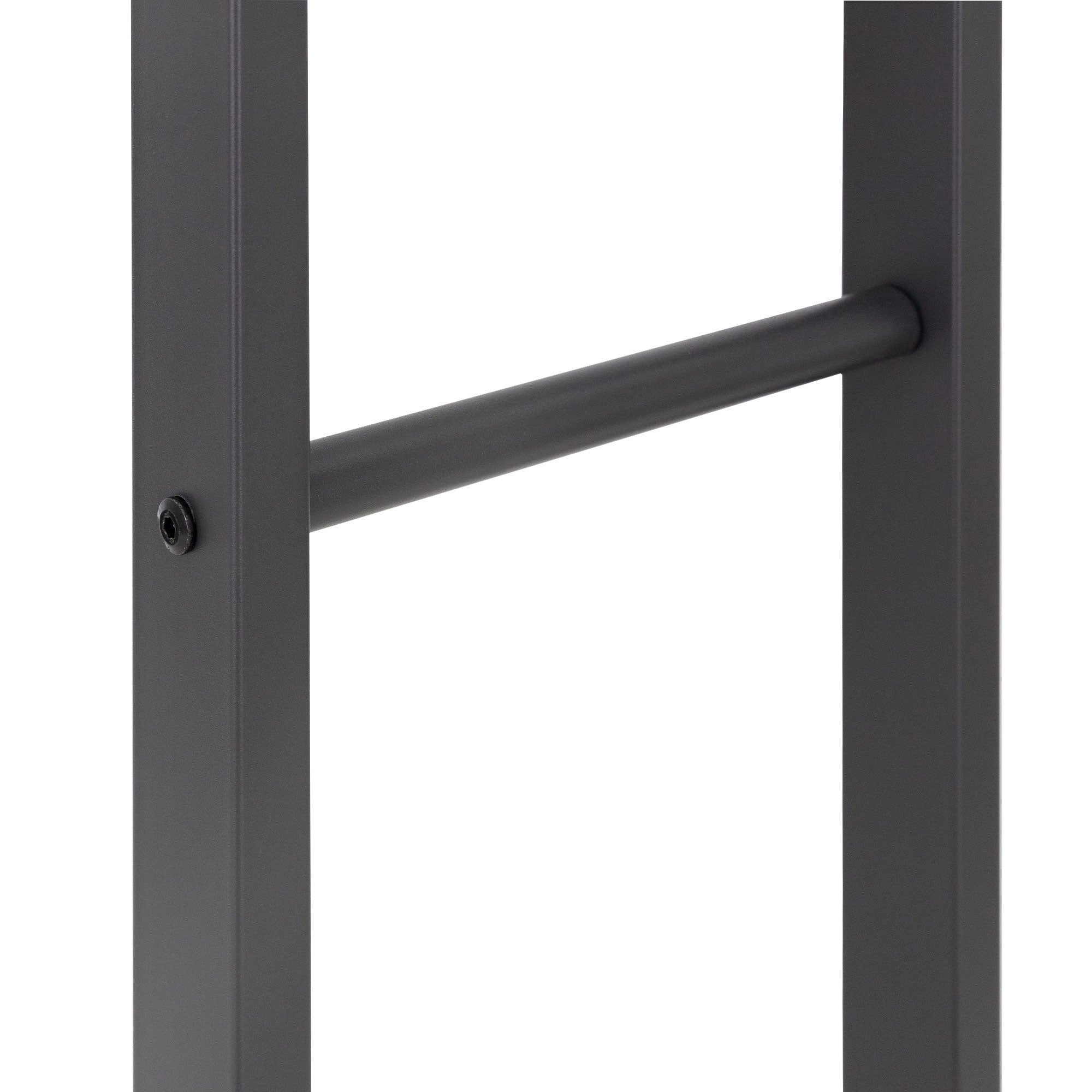 Detailní záběr šedého kovového rámu s horizontální tyčí.
