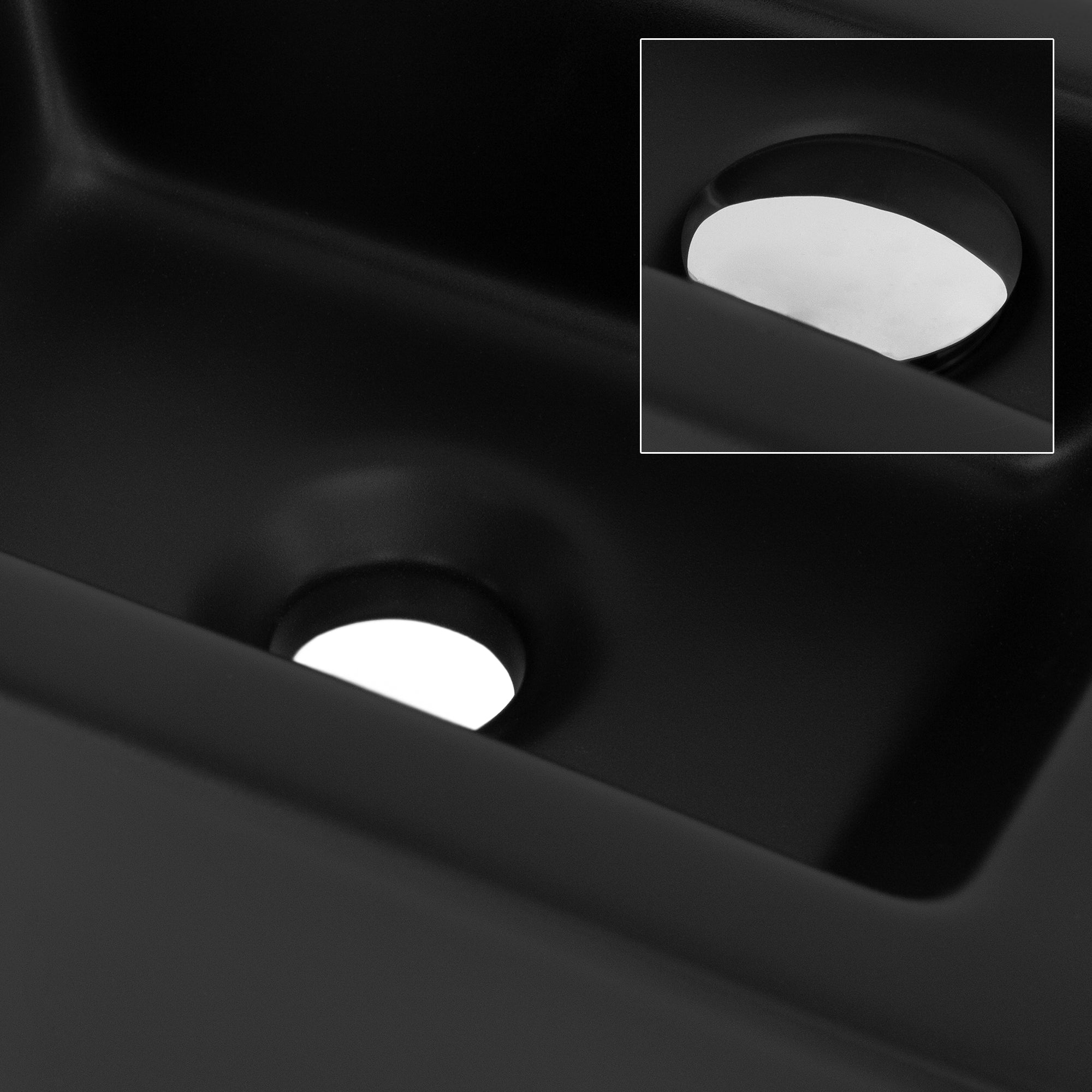 Detailaufnahme eines schwarzen Waschbeckens mit Abflussloch.