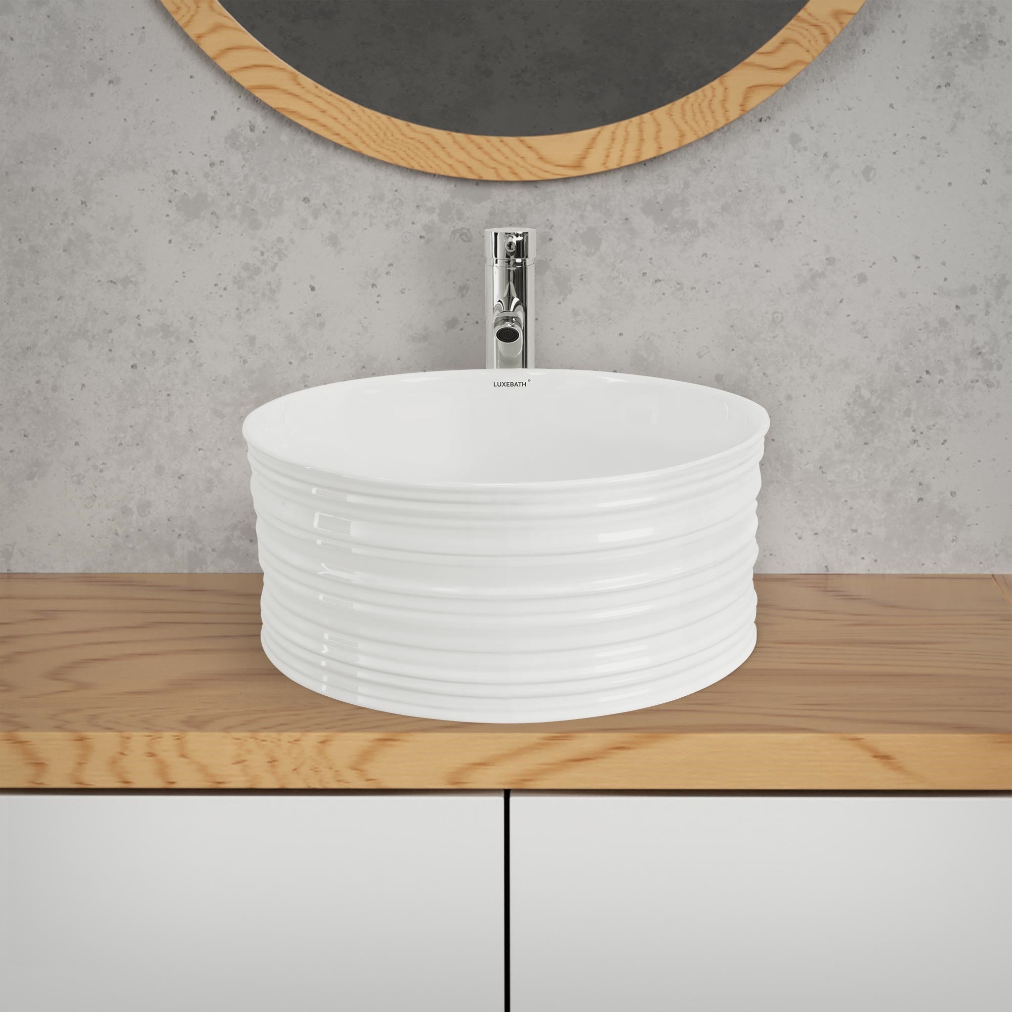 Weißes, rundes Waschbecken auf einem Holzregal mit Spiegel.