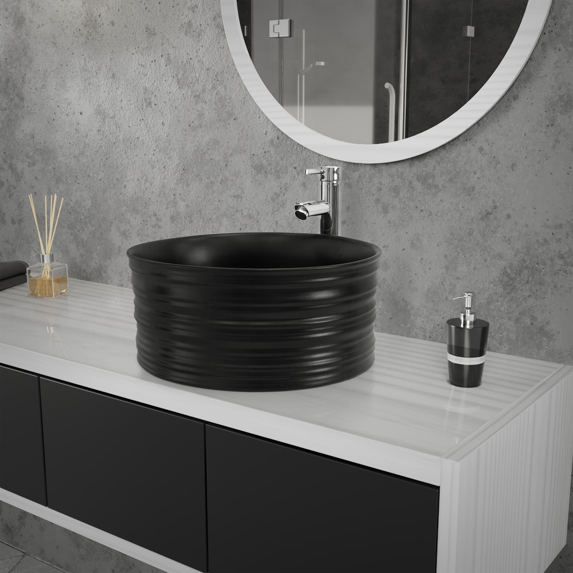 Schwarzes, rundes Waschbecken auf einem weißen Möbelstück im Badezimmer.