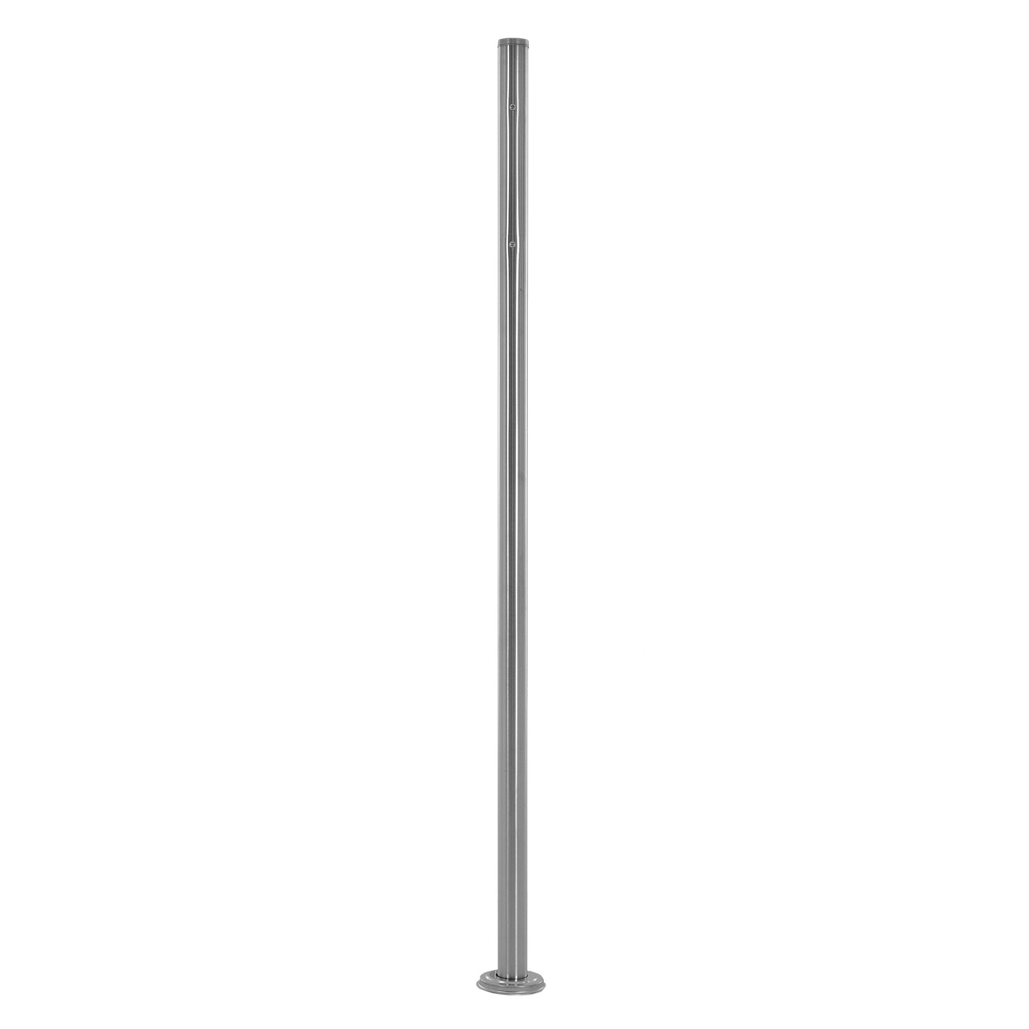 Un poteau en métal gris élancé sans supports.