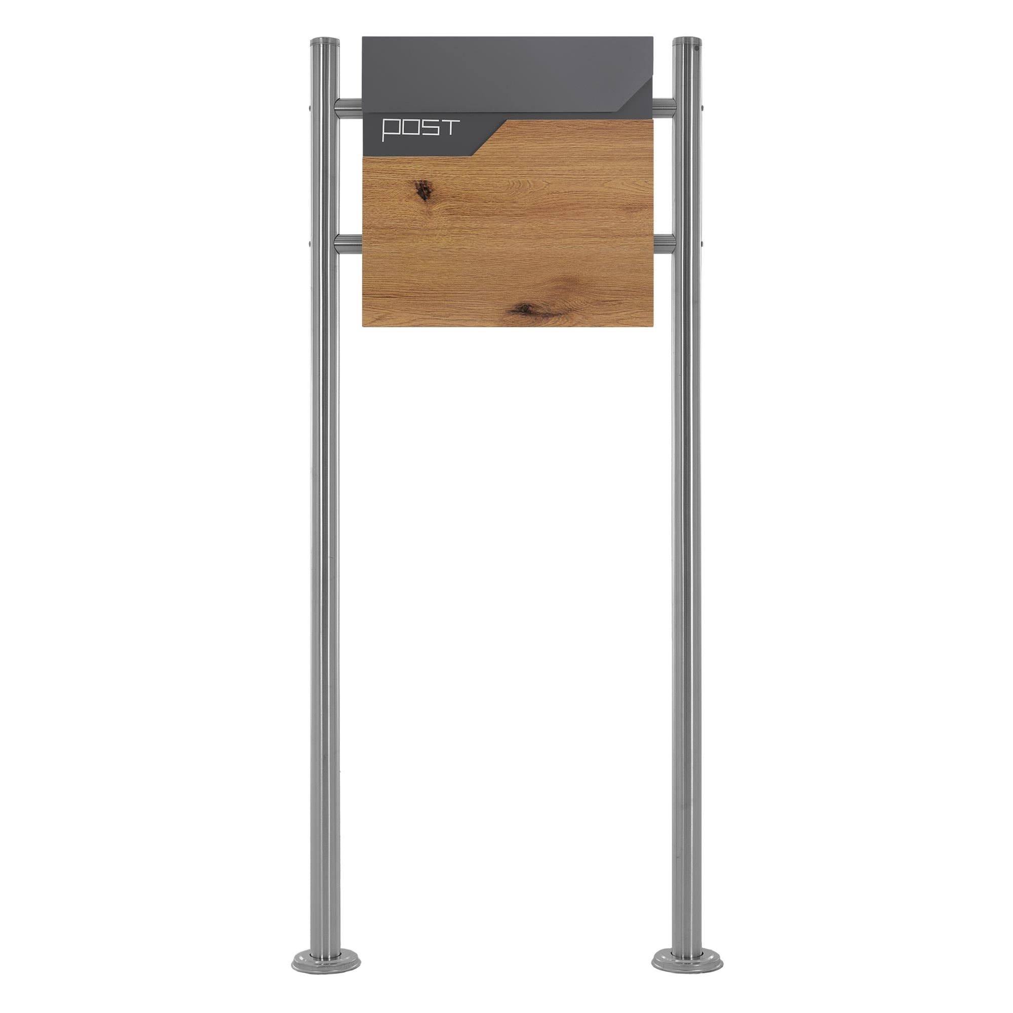 Brievenbus met houten en metalen oppervlak op twee steunen.