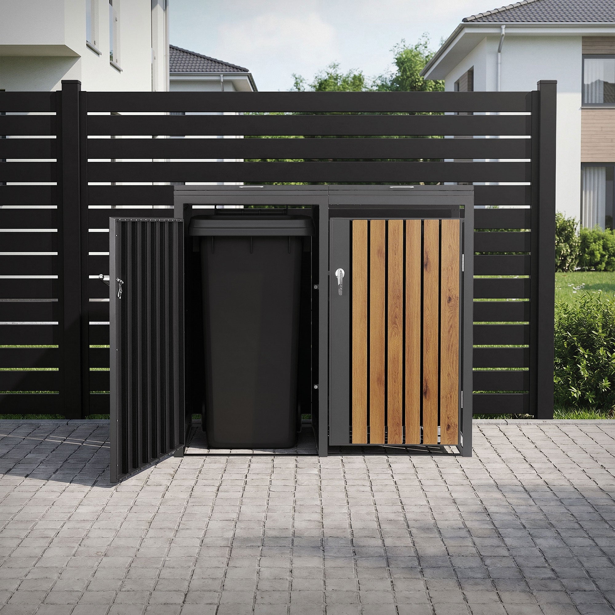 Mülltonnenbox mit schwarzem Behälter und Holzverkleidung, vor einem Zaun.