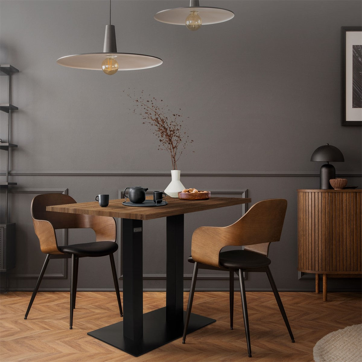 Essbereich mit Holzstühlen, Tisch und dekorativer Vase.