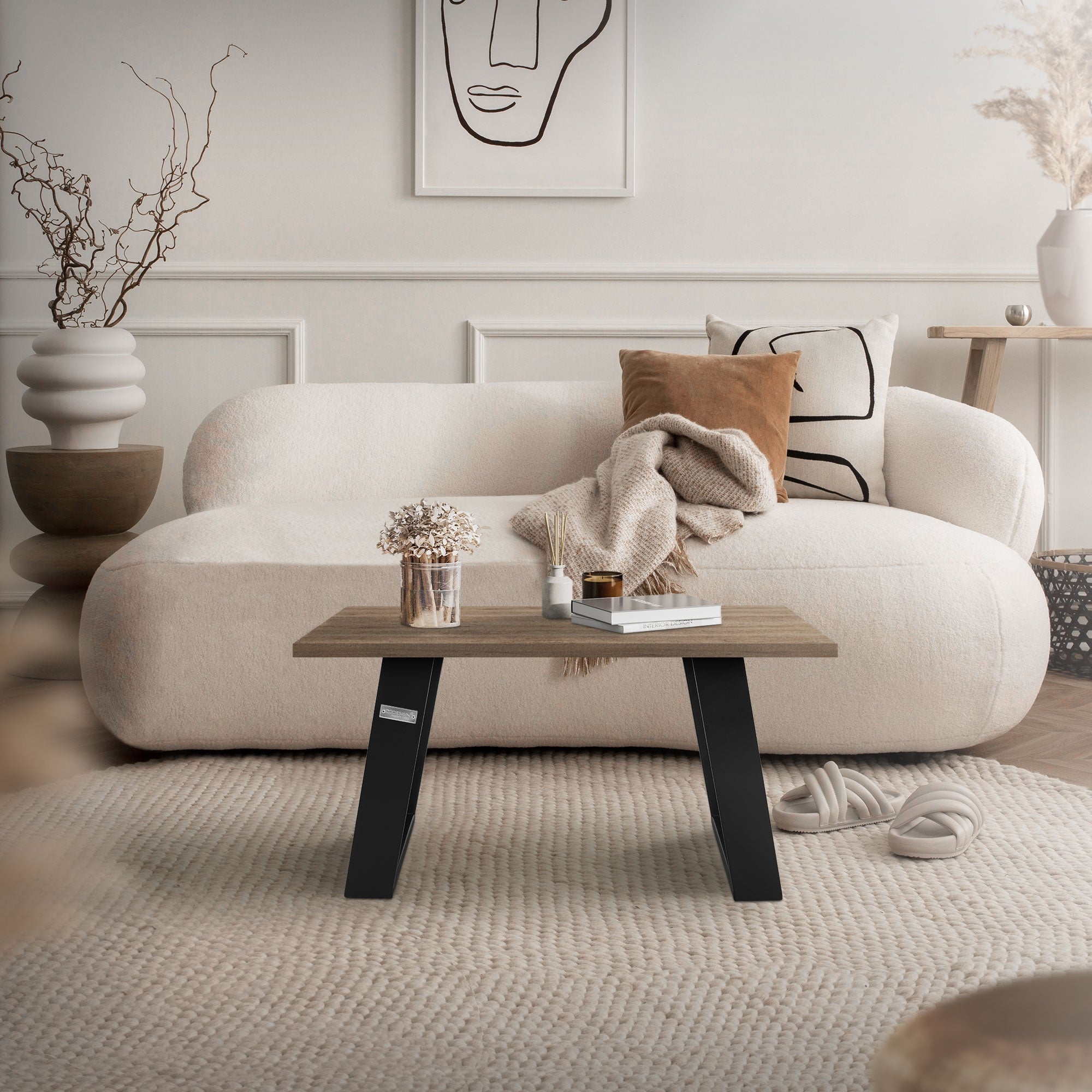 Wohnzimmer mit einem Tisch, Sofa und dekorativen Elementen.
