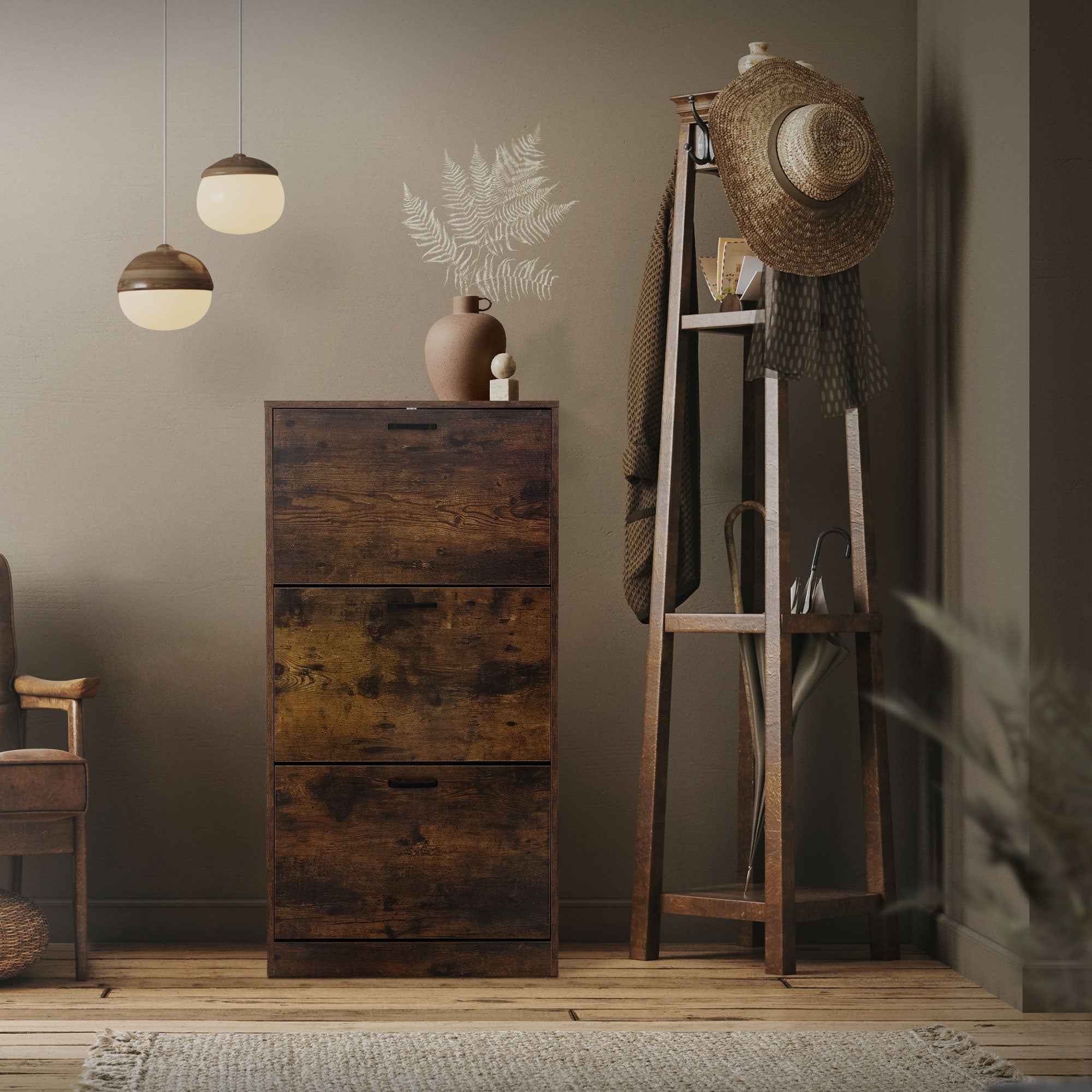 Armario de madera marrón oscuro en una habitación con plantas y decoración.