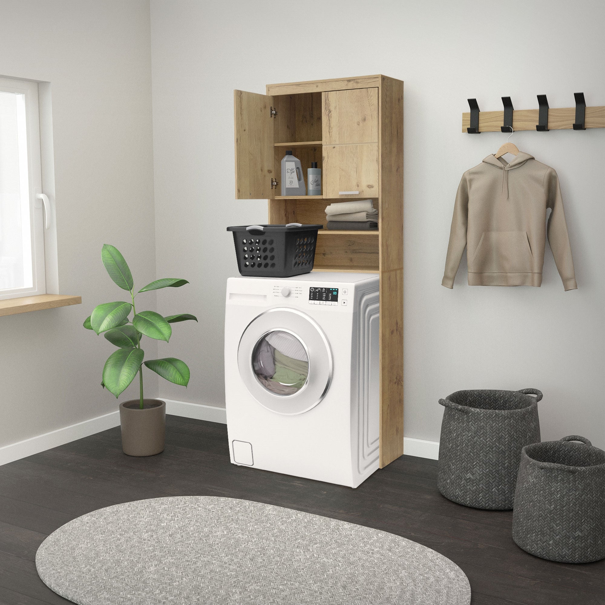 Wasmachine in een kamer met planten en een rond tapijt.