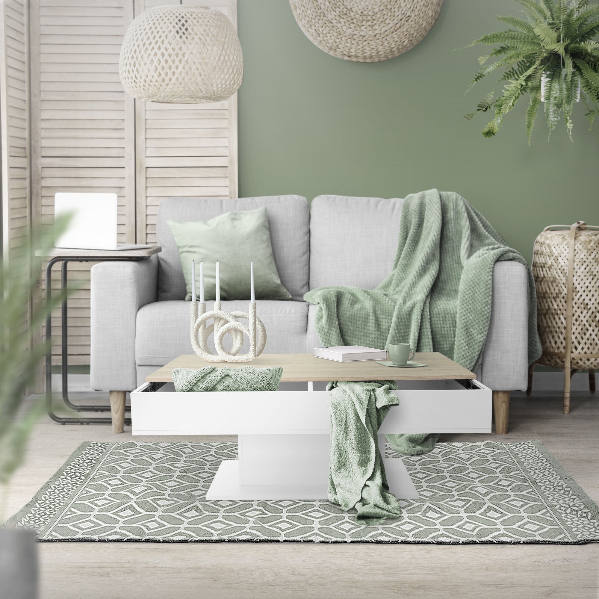 Weißer Couchtisch mit Holzplatte und grünen Textilien in einem Wohnzimmer.