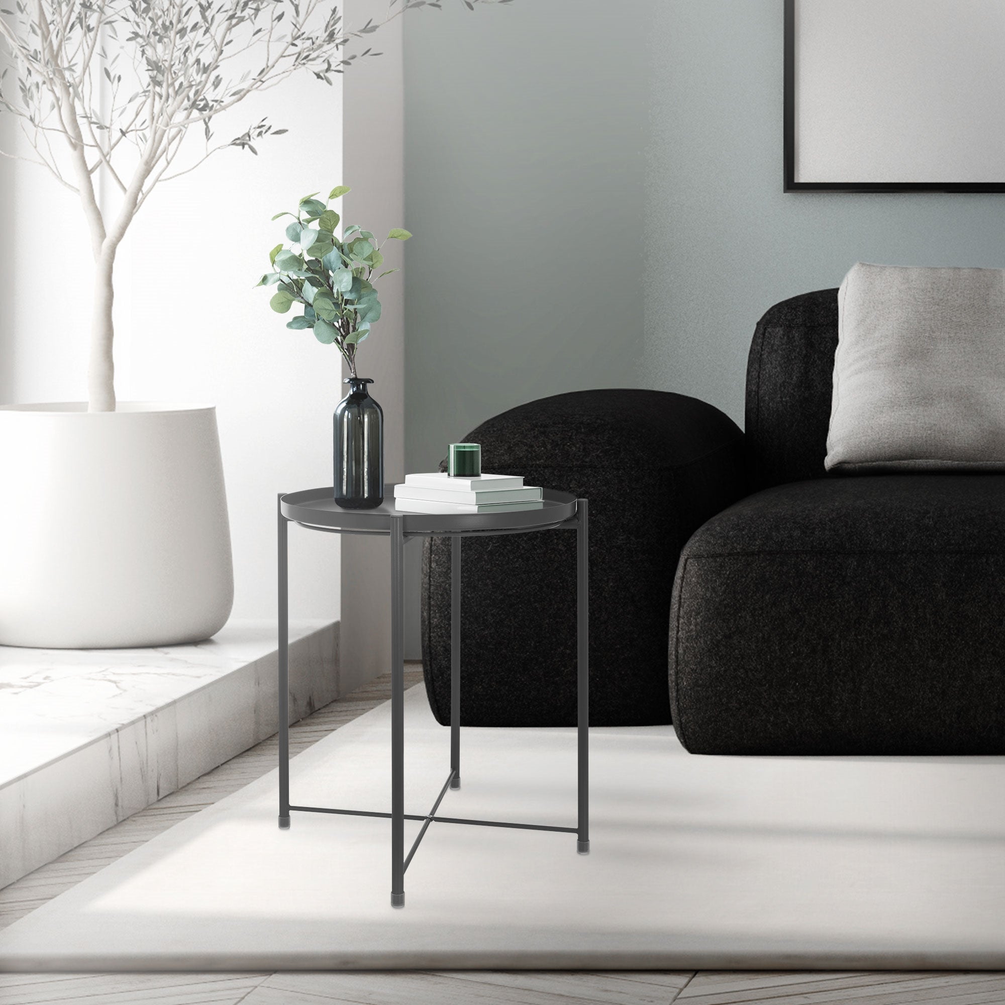Tisch in einem Raum, neben einem Sofa, mit Pflanzen und Dekoration.
