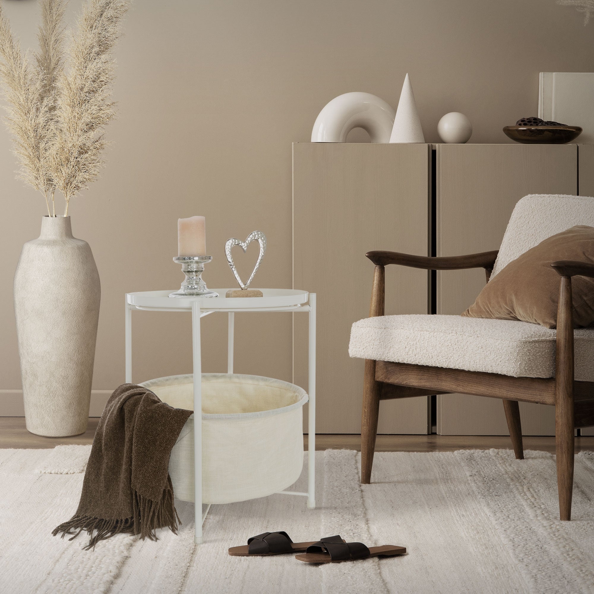 Wohnzimmer mit einem Tisch, einer Vase, einem Stuhl und dekorativen Elementen.