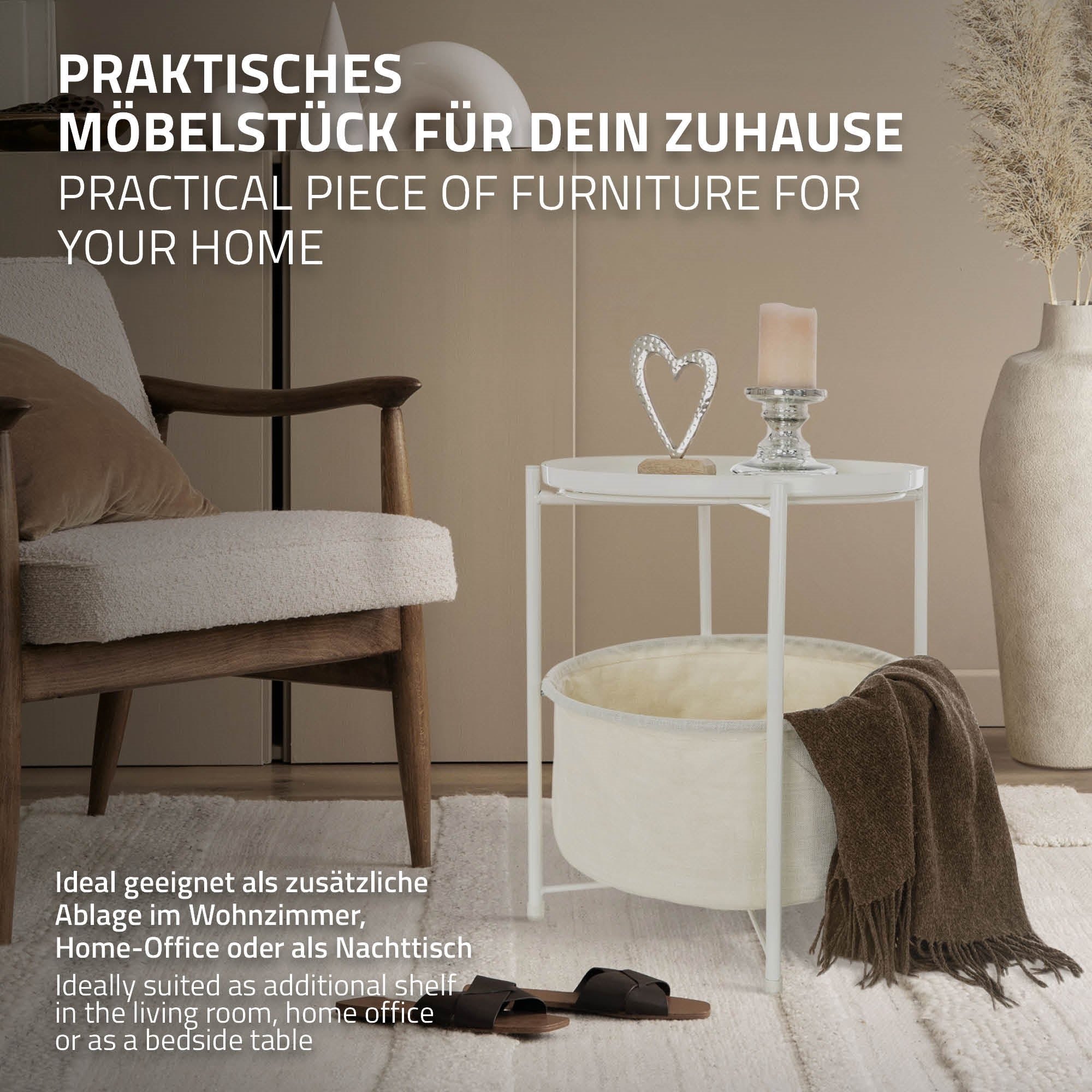 Dekoratives Möbelstück in einem Raum, mit Kerze, Decke und einem Glas auf einem Tisch.