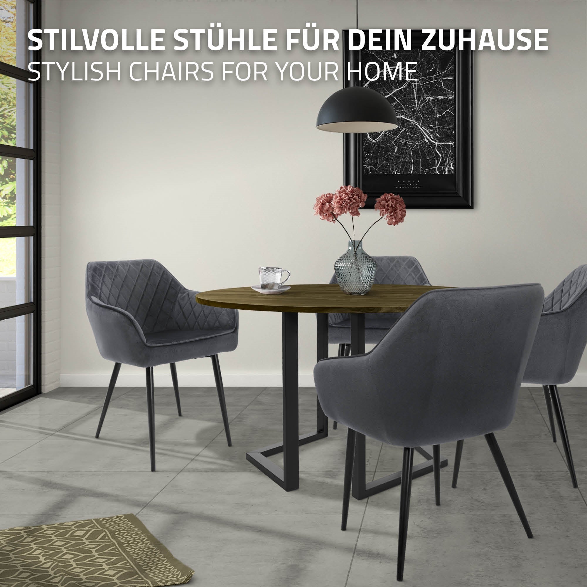 Ein Esszimmer mit einem runden Tisch und vier grauen Stühlen.