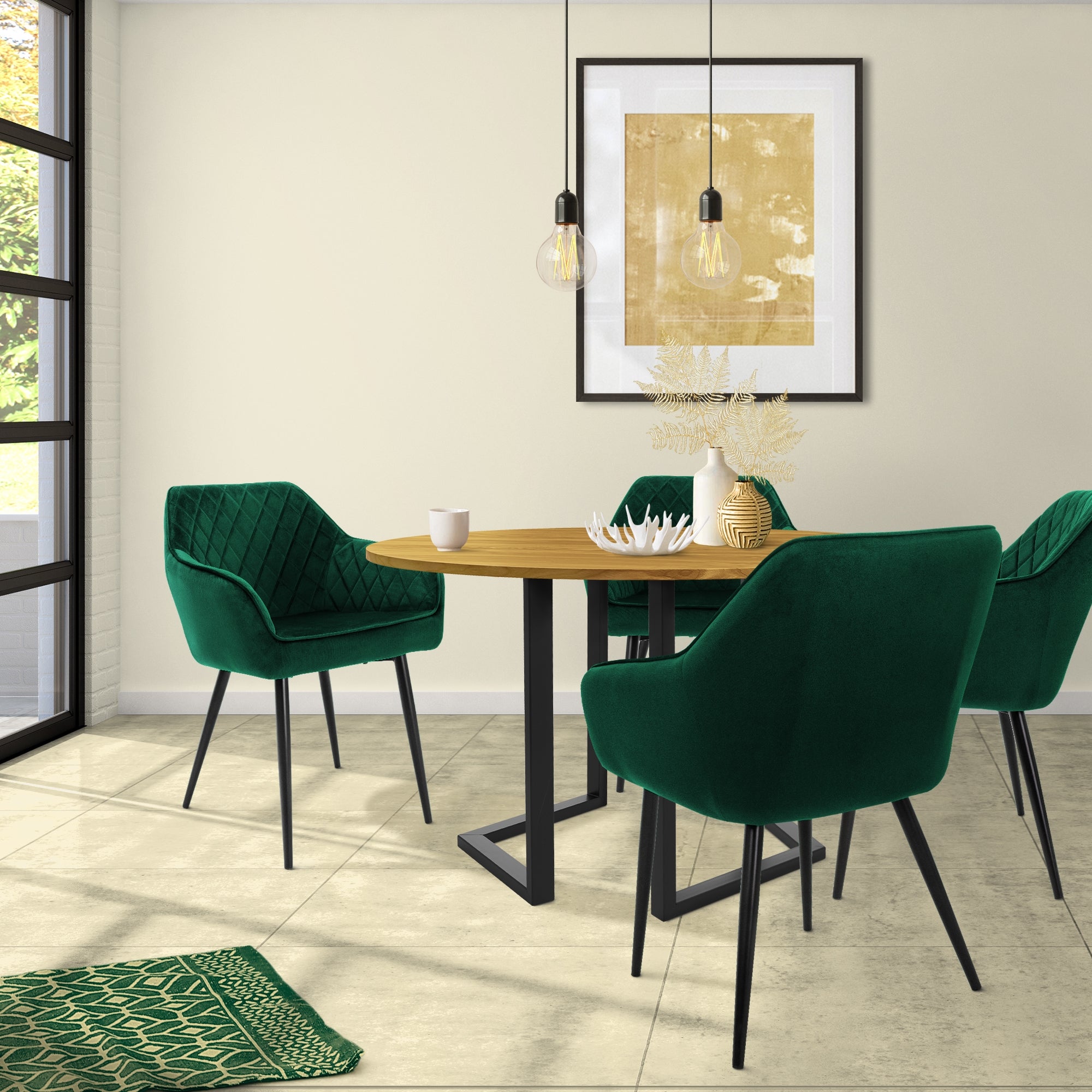 Une salle à manger avec une table ronde en bois et quatre chaises vertes.