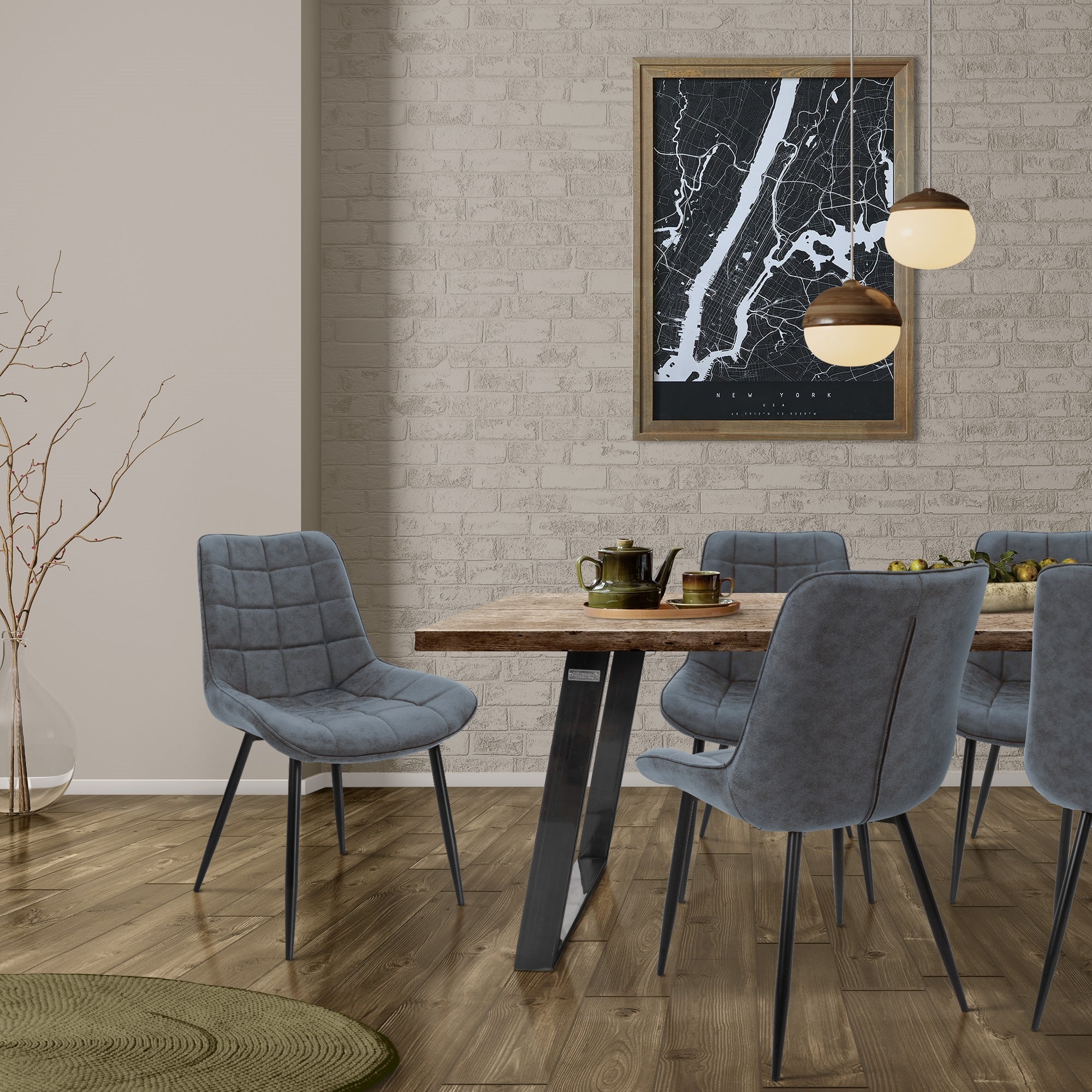 Salle à manger avec une table en bois, des chaises bleues et un mur avec une carte.