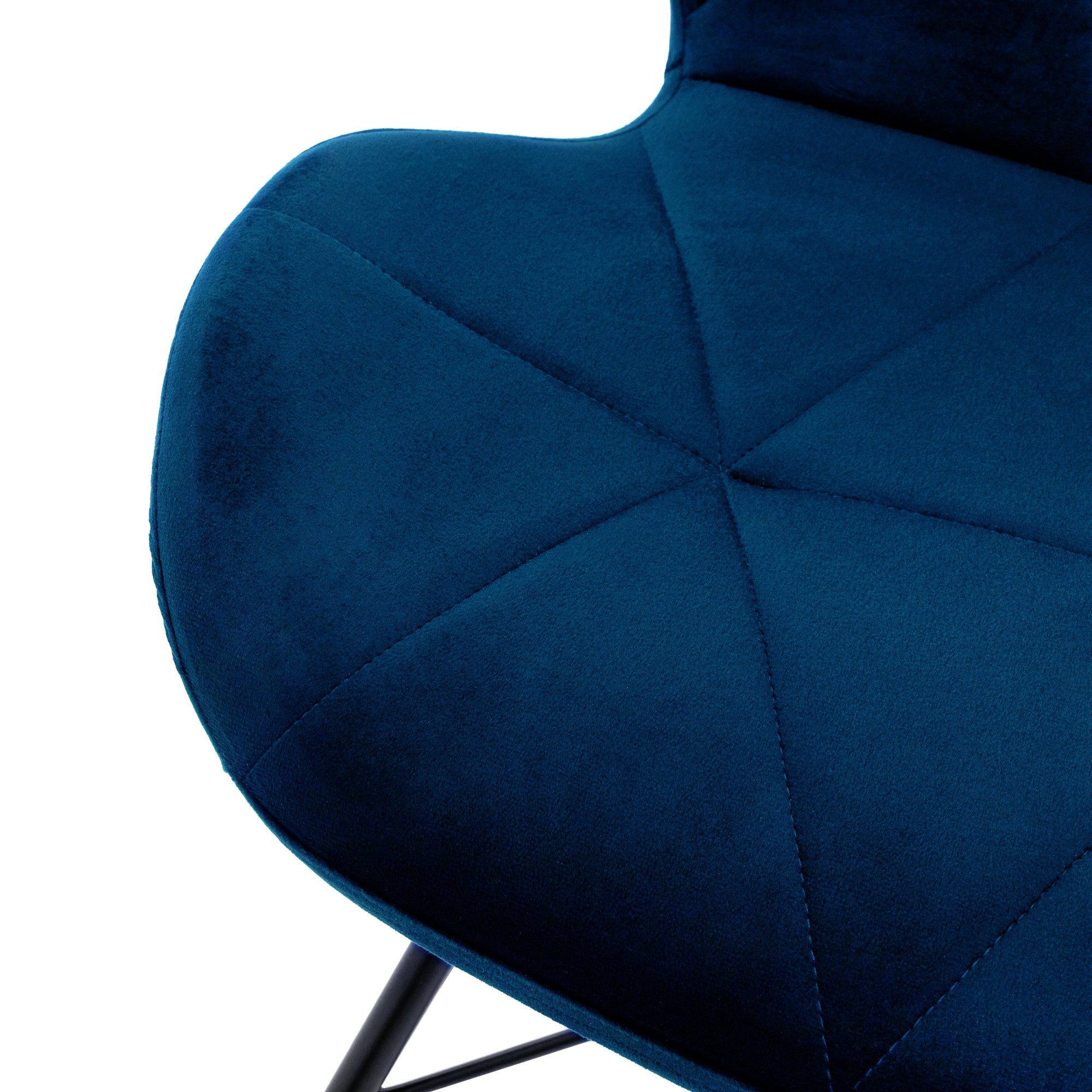 Nahaufnahme eines blauen Stuhls mit gepolsterter Sitzfläche und geometrischem Muster.