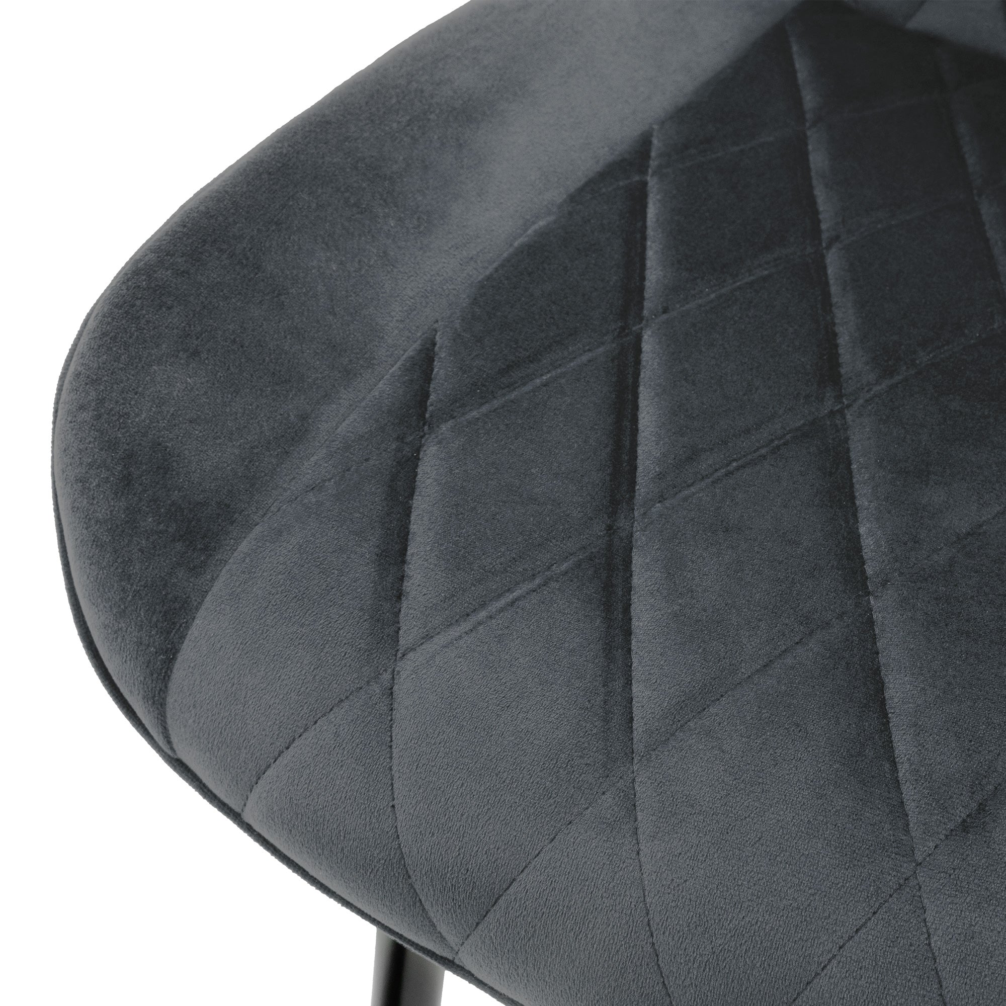 Primo piano della seduta di una sedia grigio scuro con imbottitura a forma di diamante.