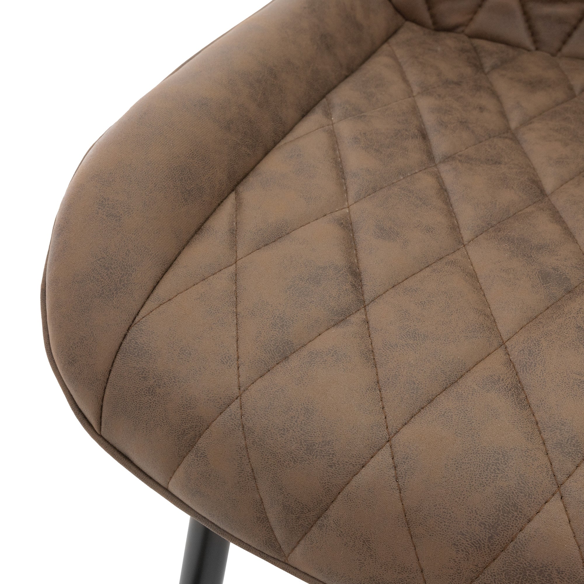 Primer plano de una silla marrón acolchada con patrón de rombos.