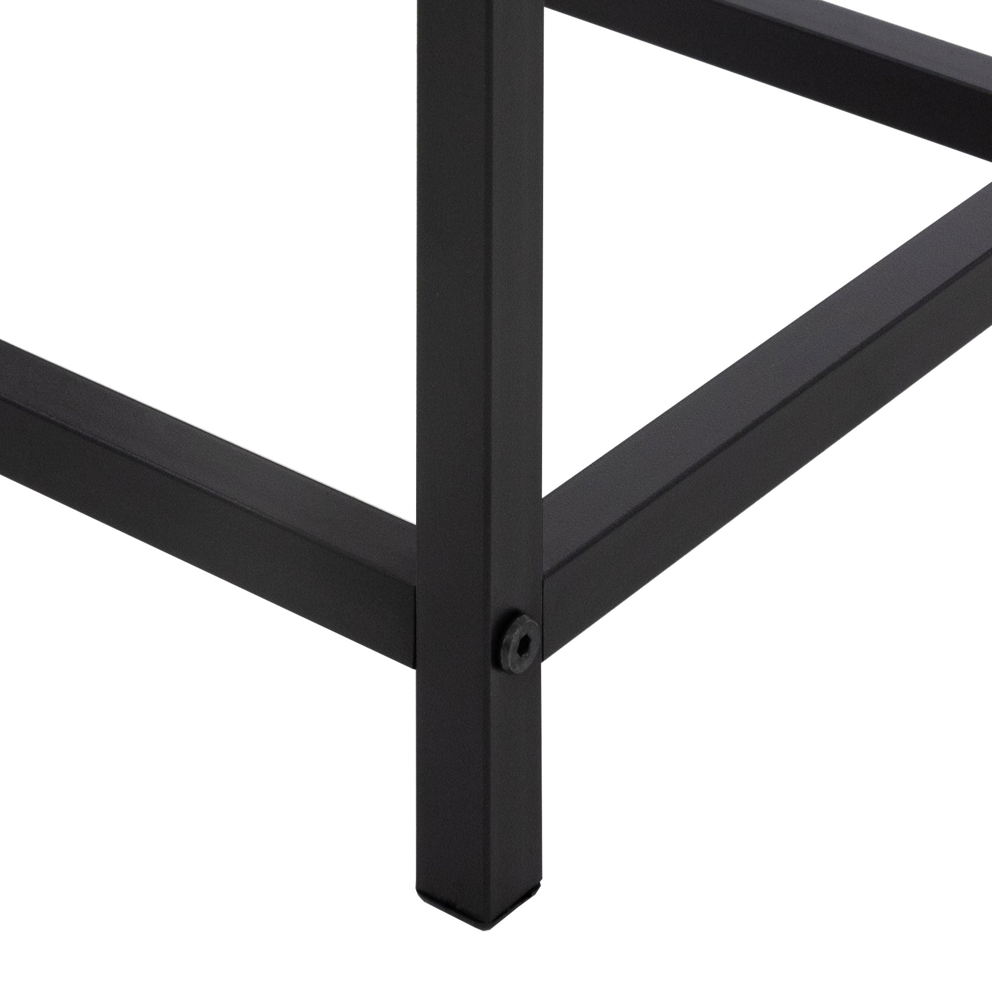 Detailaufnahme eines schwarzen Metallgestells mit quadratischem Fuß.