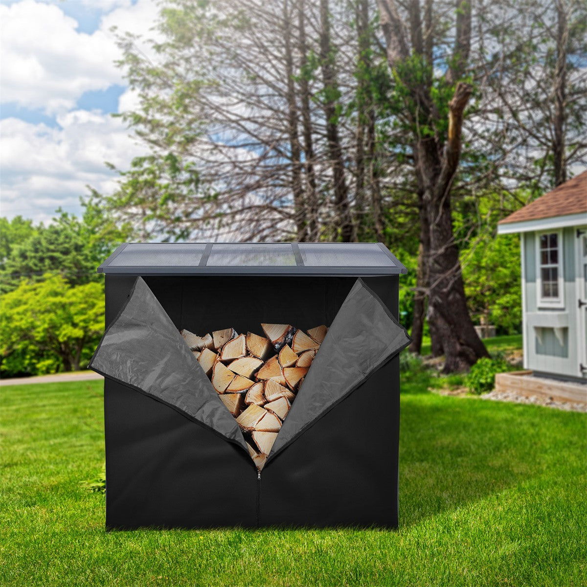 Schwarze Holzlagerbox im Garten, gefüllt mit Holzscheiten.