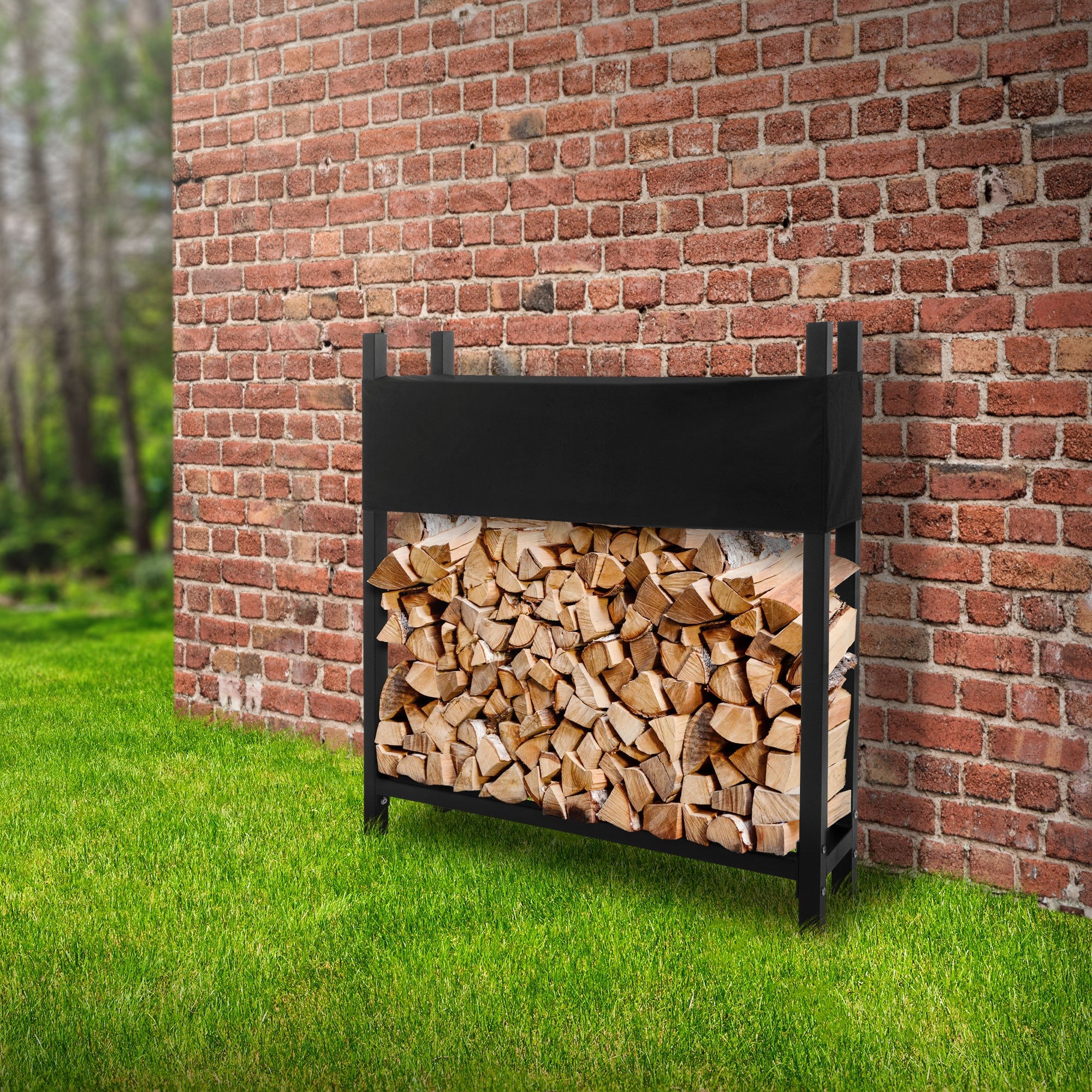 Étagère en bois avec du bois de chauffage empilé devant un mur en briques.