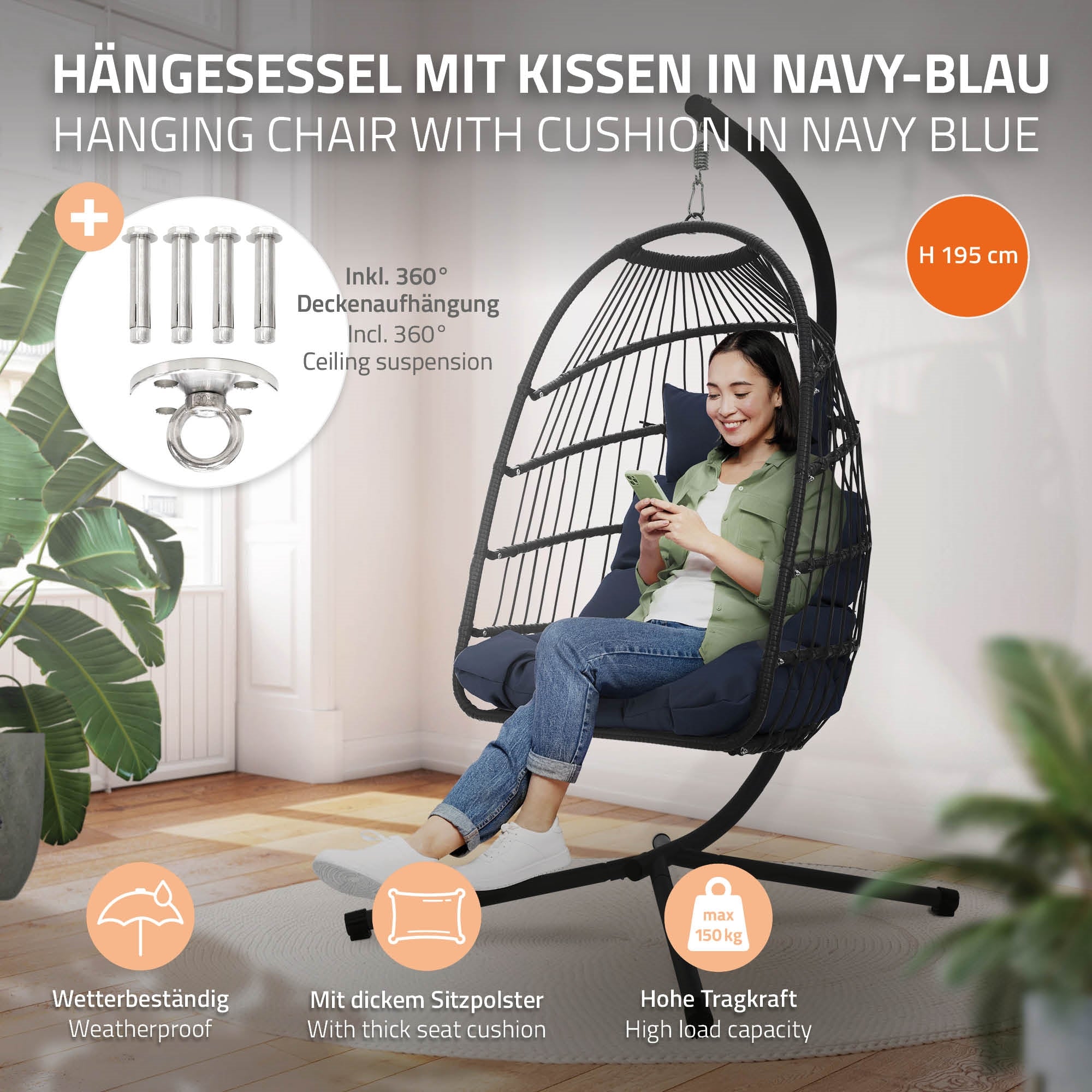 Hängesessel in navy-blau, mit Kissen, auf einem Ständer, in einem Wohnraum.