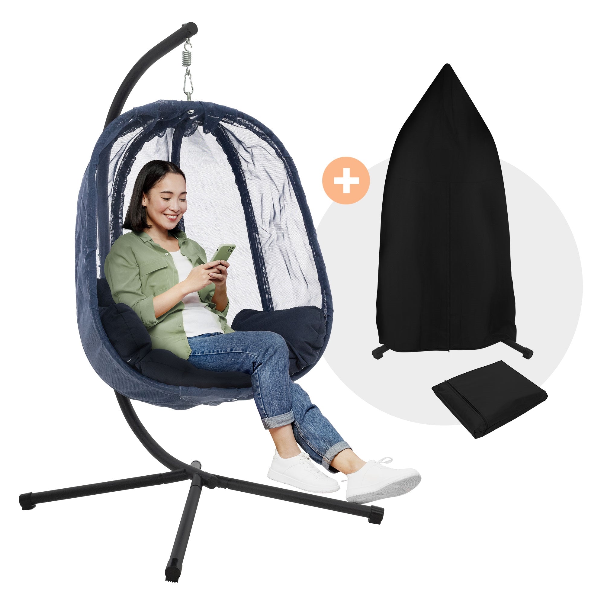 Vrouw zit in een hangschommel en gebruikt haar smartphone.